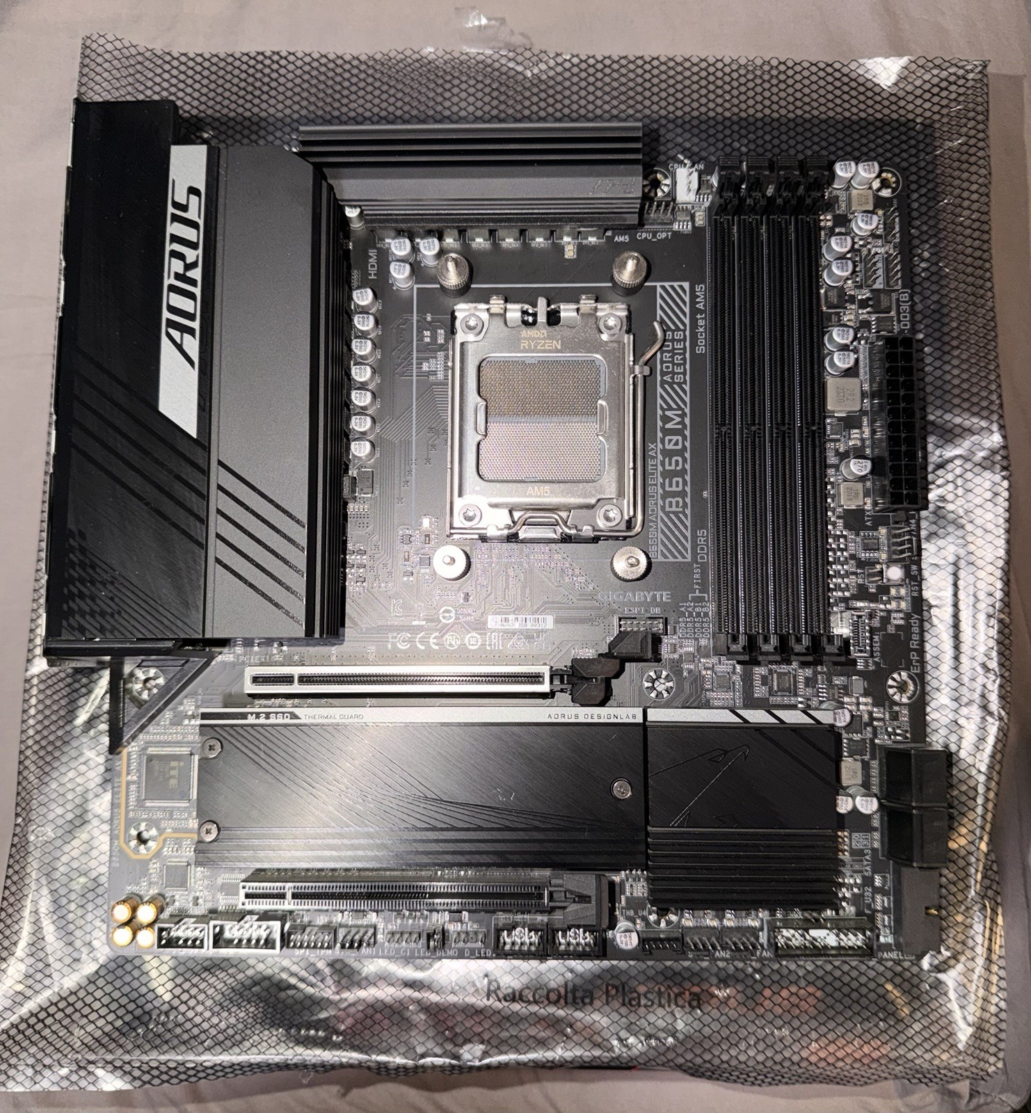 GIGABYTE B650M AORUS ELITE AX AM5 MicroATX AMD Motherboard