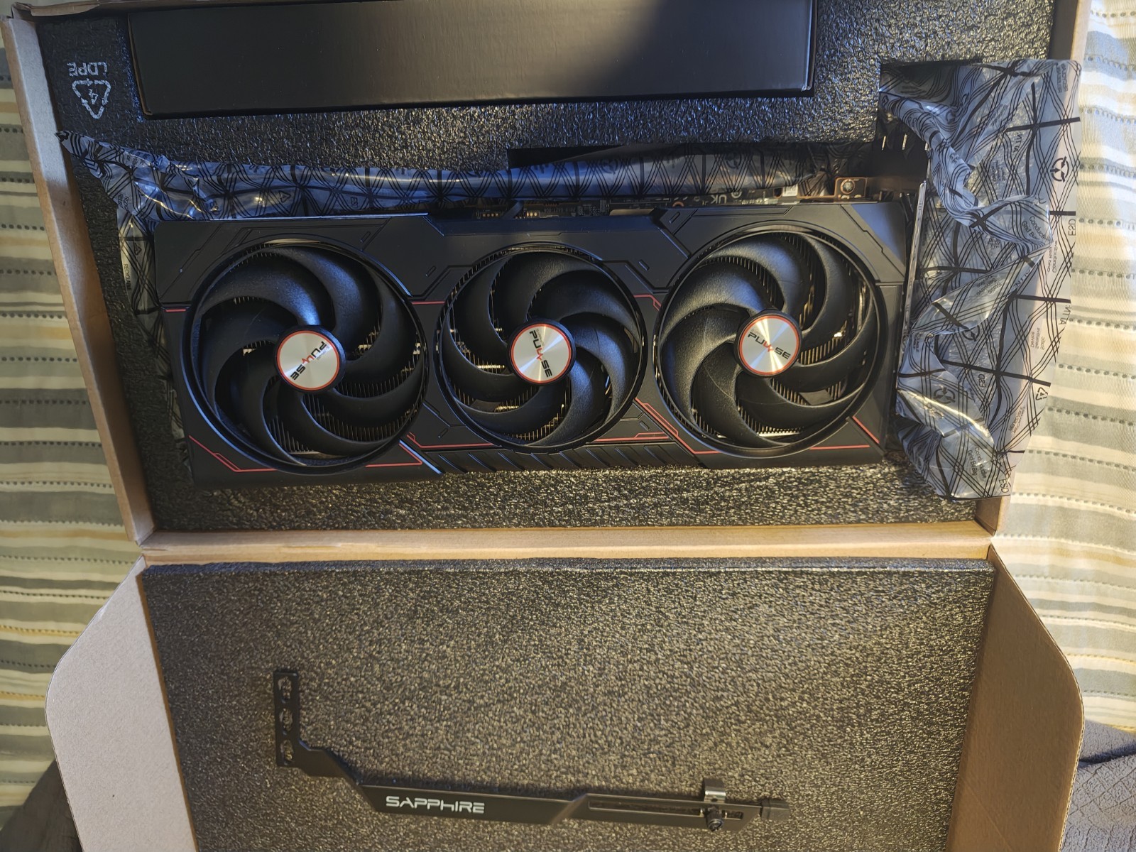 SAPPHIRE Pulse AMD Radeon RX 9070 XT 16GB GDDR6 Graphics Card HDMI DisplayPort