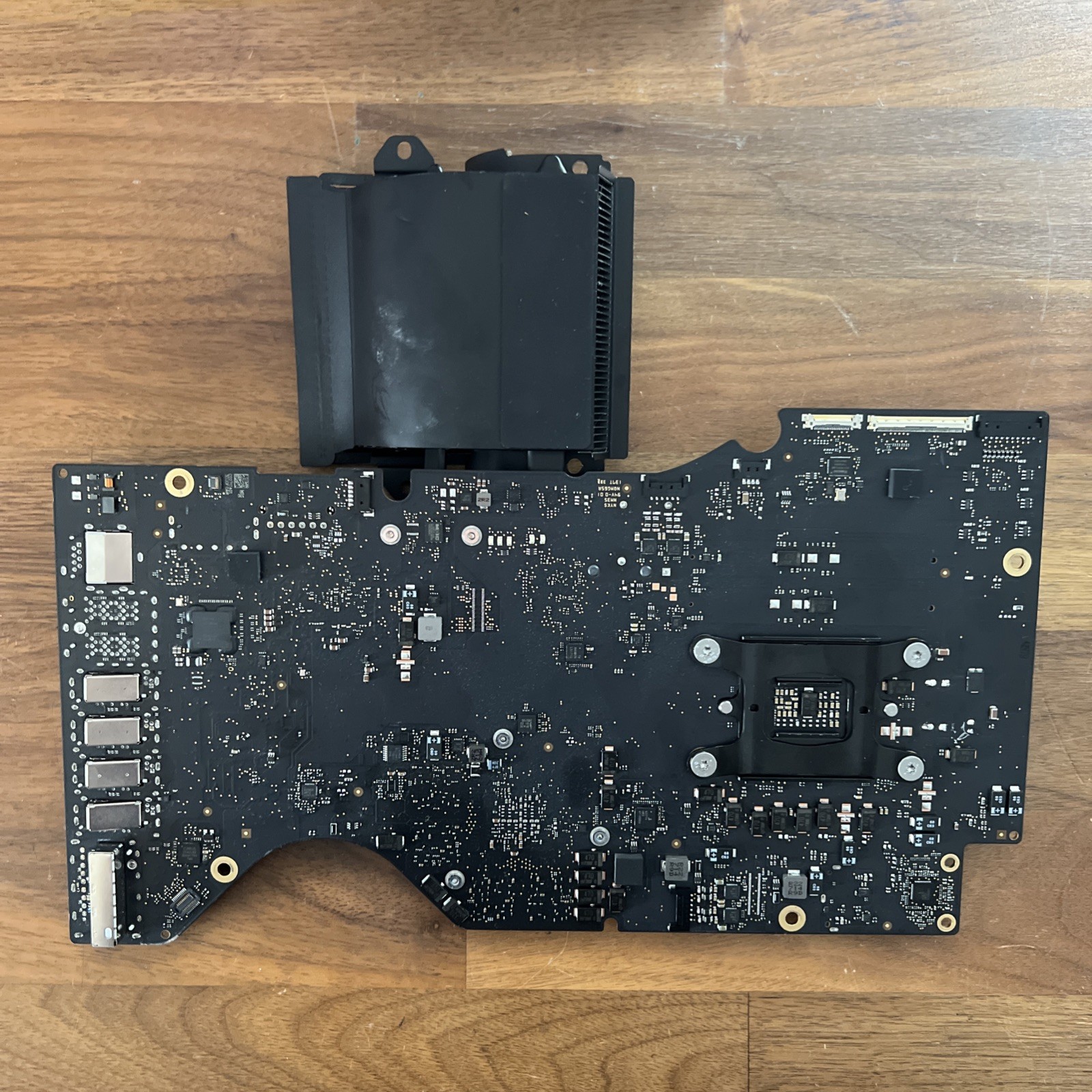 Genuine iMac 21.5″ A1418 4K Mid 2017 – NO CPU, RADEON PRO 555 2G LOGIC BOARD.