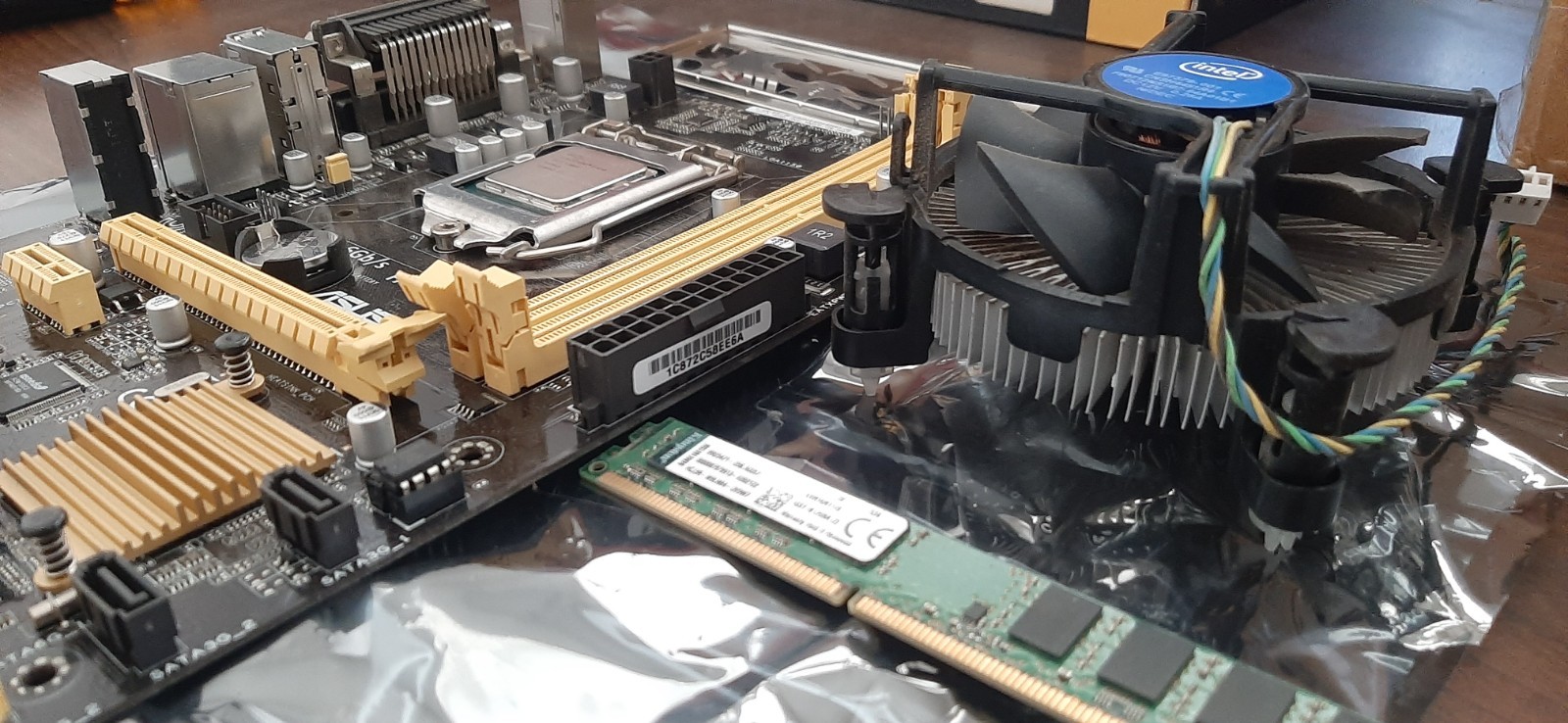 ASUS H81M-C LGA 1150/Socket H3, Intel Motherboard w/ CPU & RAM