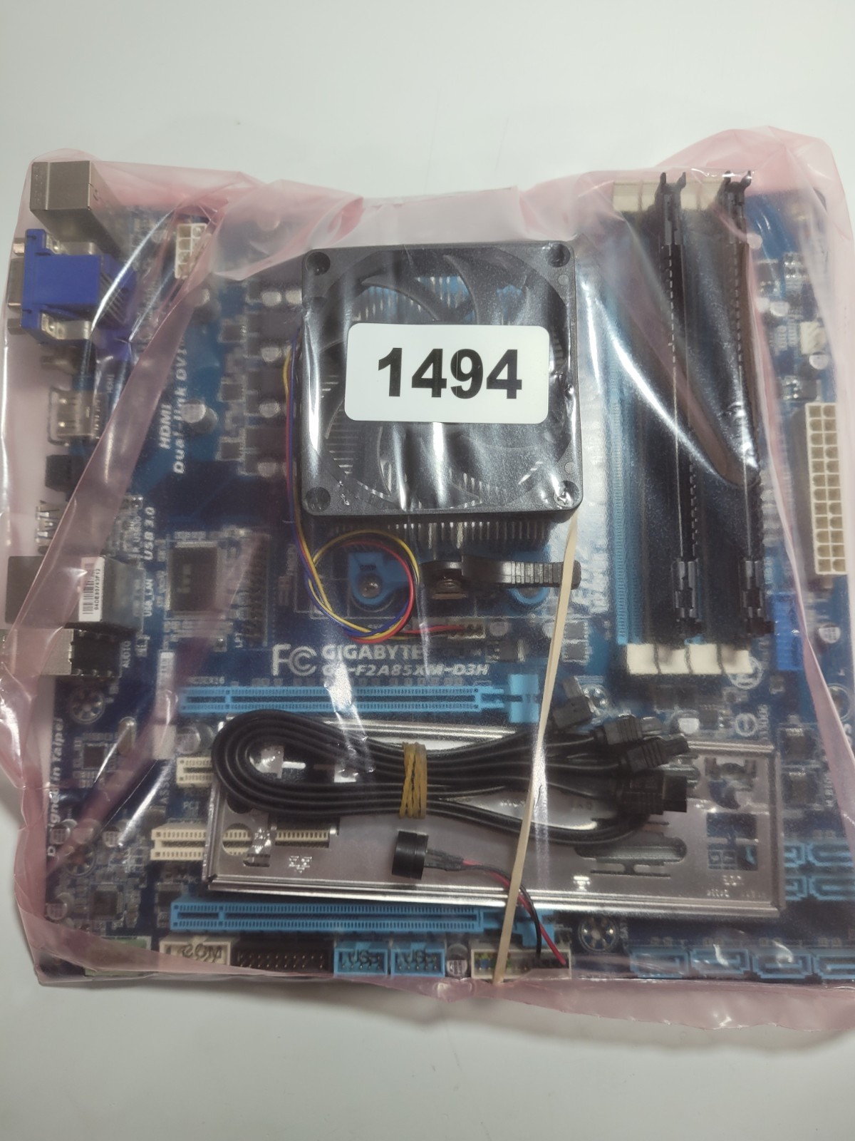 Gigabyte GA-F2A85XM-D3H Motherboard AMD A10-5800K, 8GB RAM, IO Shield #1494