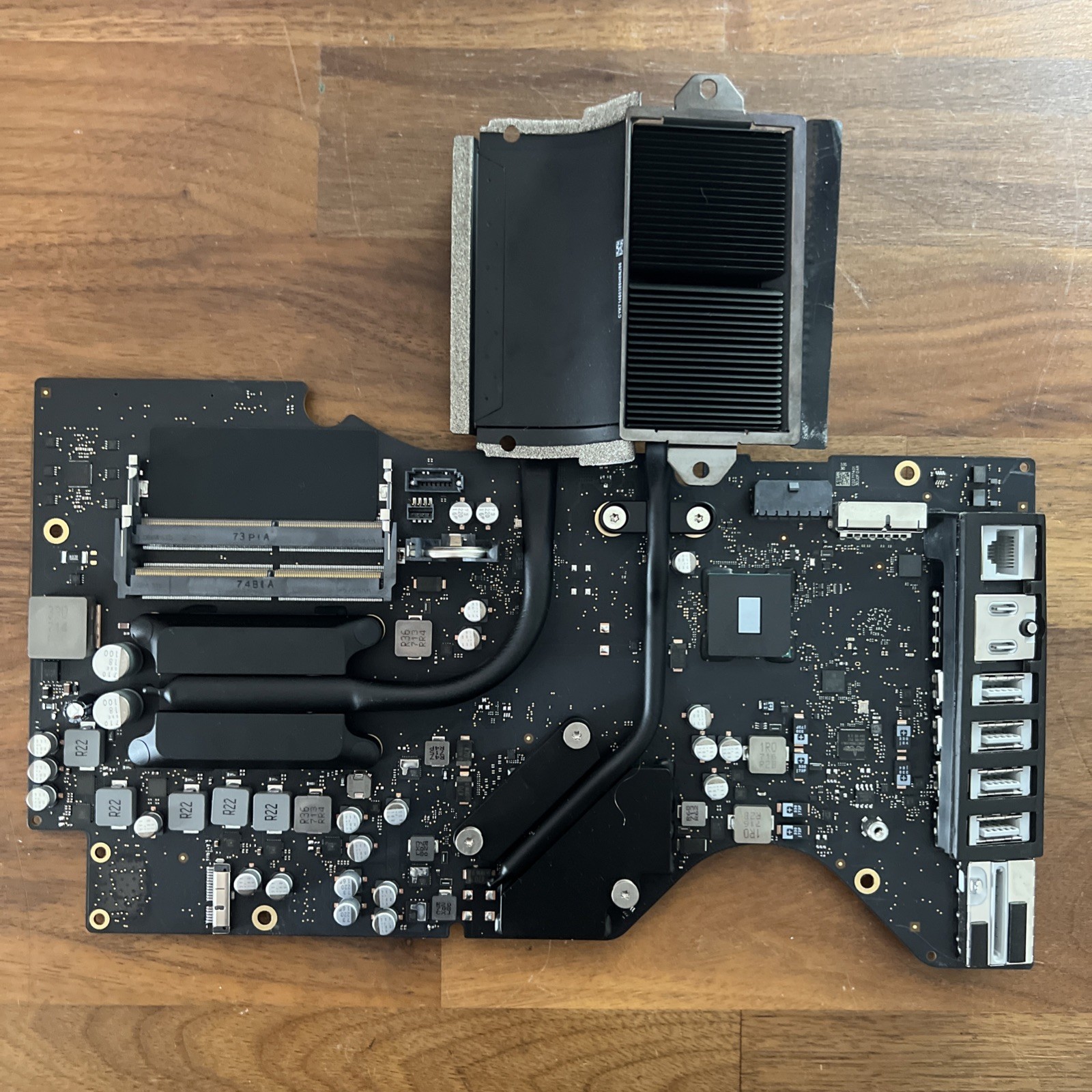 Genuine iMac 21.5″ A1418 4K Mid 2017 – NO CPU, RADEON PRO 555 2G LOGIC BOARD.