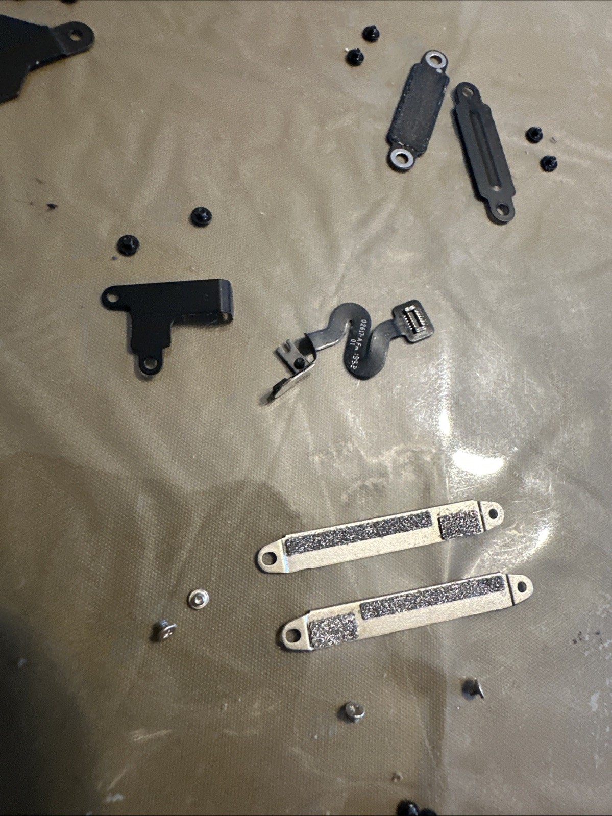 Lots of Genuine Screws, Small Parts and Antenna for 16” MacBook Pro A2141, 2019