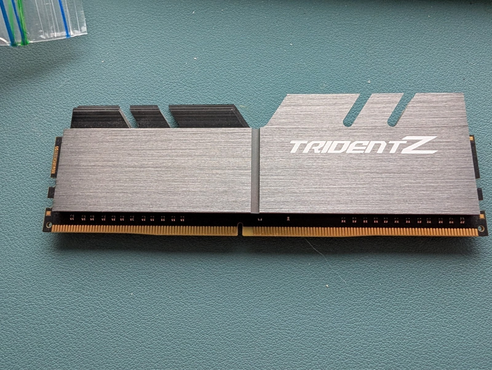 G. SKILL Trident Z 32GB DDR4 3200 MHz PC4-17000 (F4-3200C16Q-32GTZR)