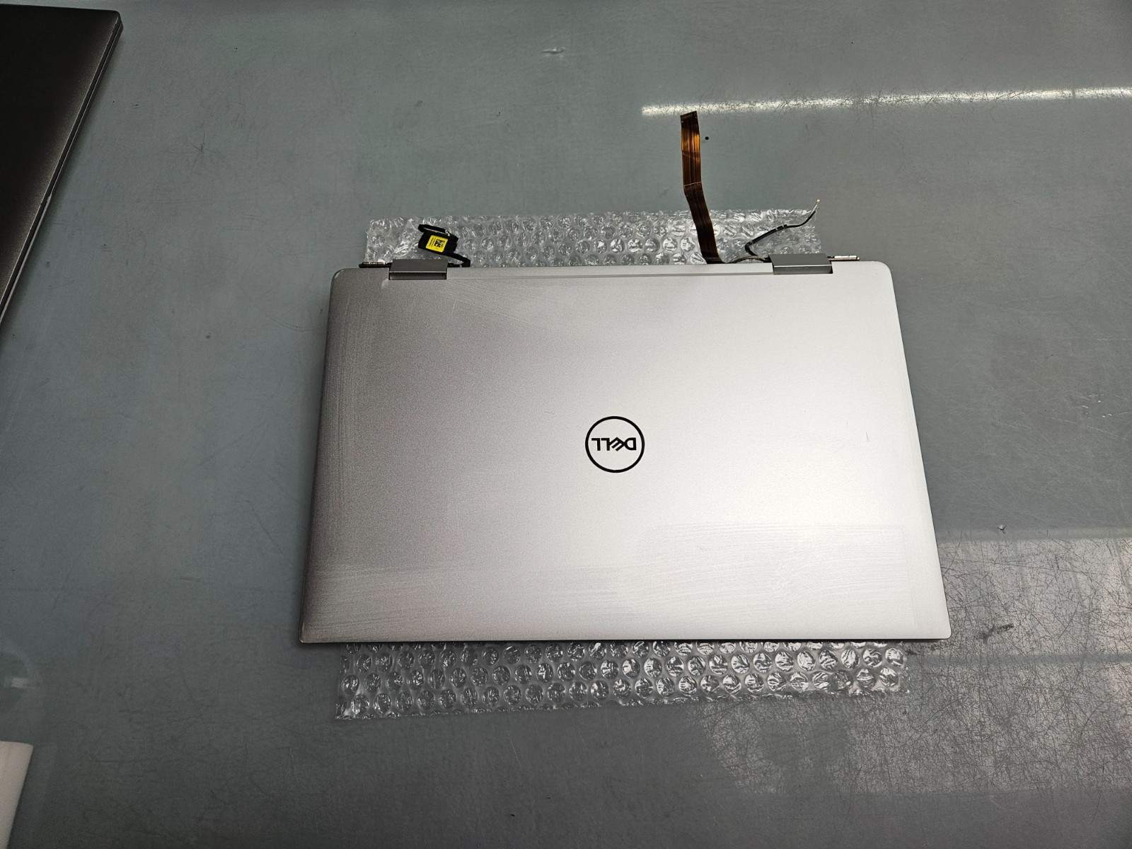 Dell XPS 15 9575 15.6″ Glossy LCD 2 IN 1 15.6″ Glossy LCD Touch Screen Assembly
