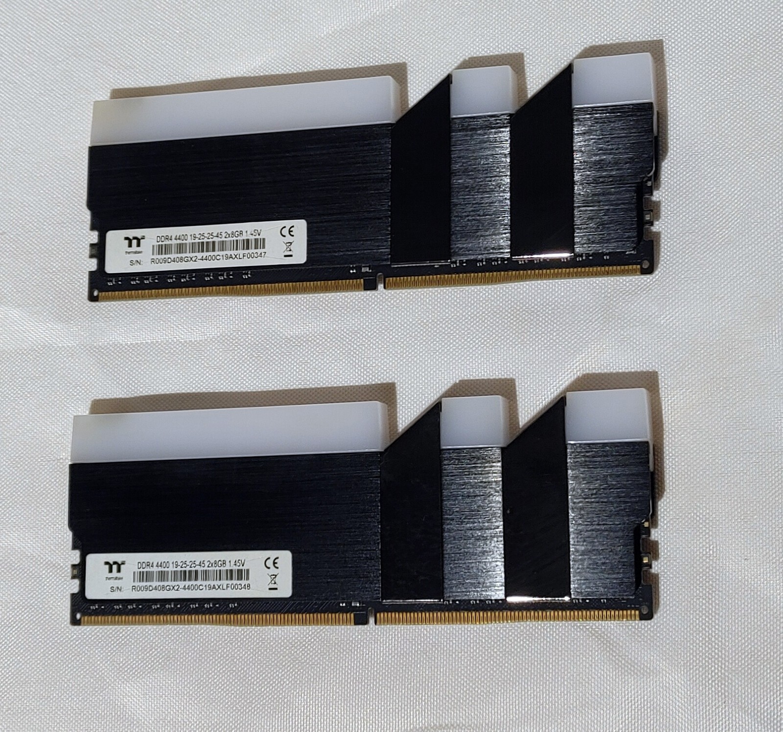 ThermalTake TOUGHRAM RGB Memory DDR4 4000MHz 16GB (8GB x 2)