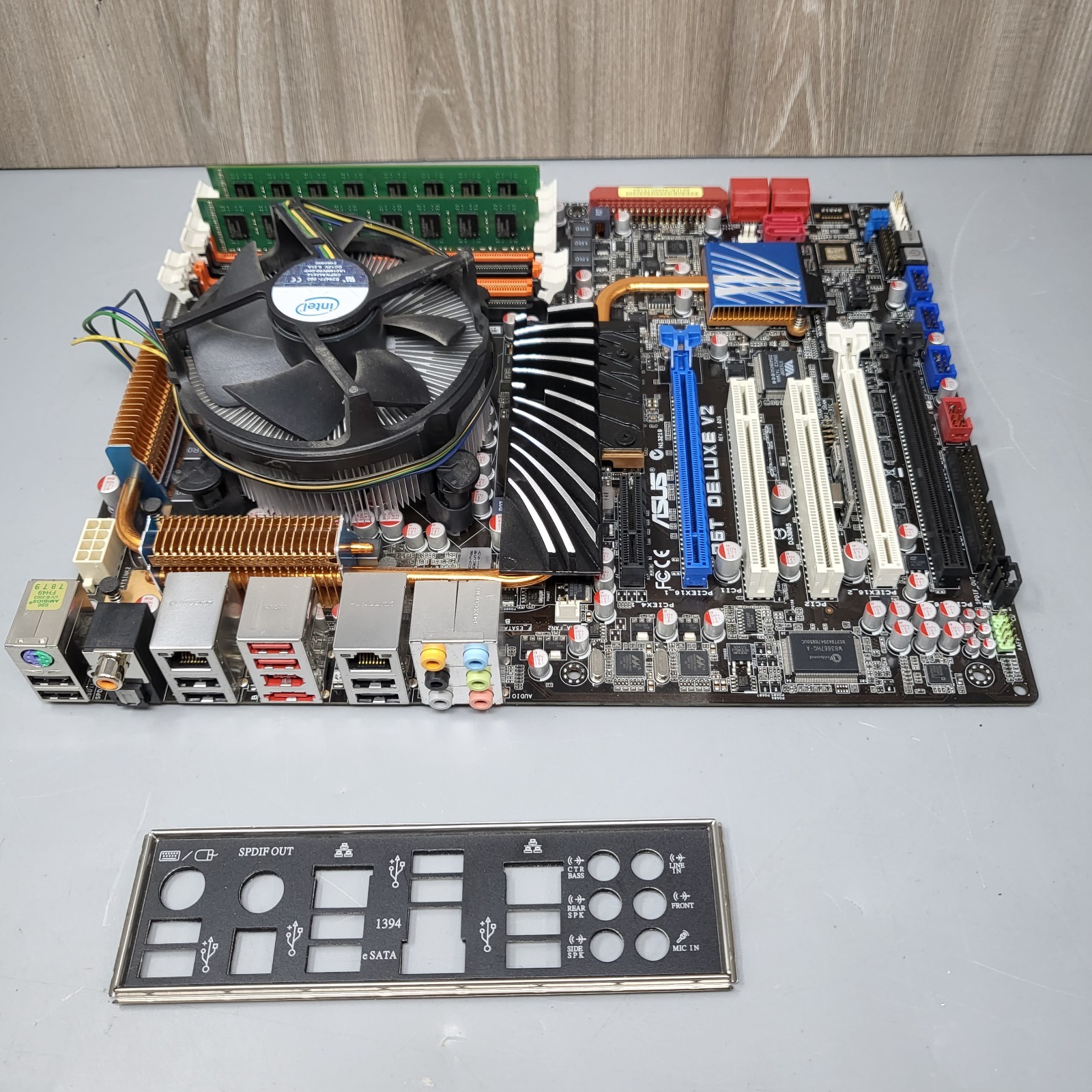 ASUS P6T Deluxe V2 X58 LGA1366 Intel i7-920 2.66GHz 8GB DDR3 I/O Shield Combo