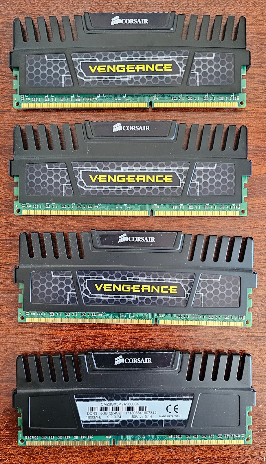 Corsair Vengeance 4 GB DIMM 600 MHz DDR3 Memory (CMZ8GX3M2A1600C9) – 1 count