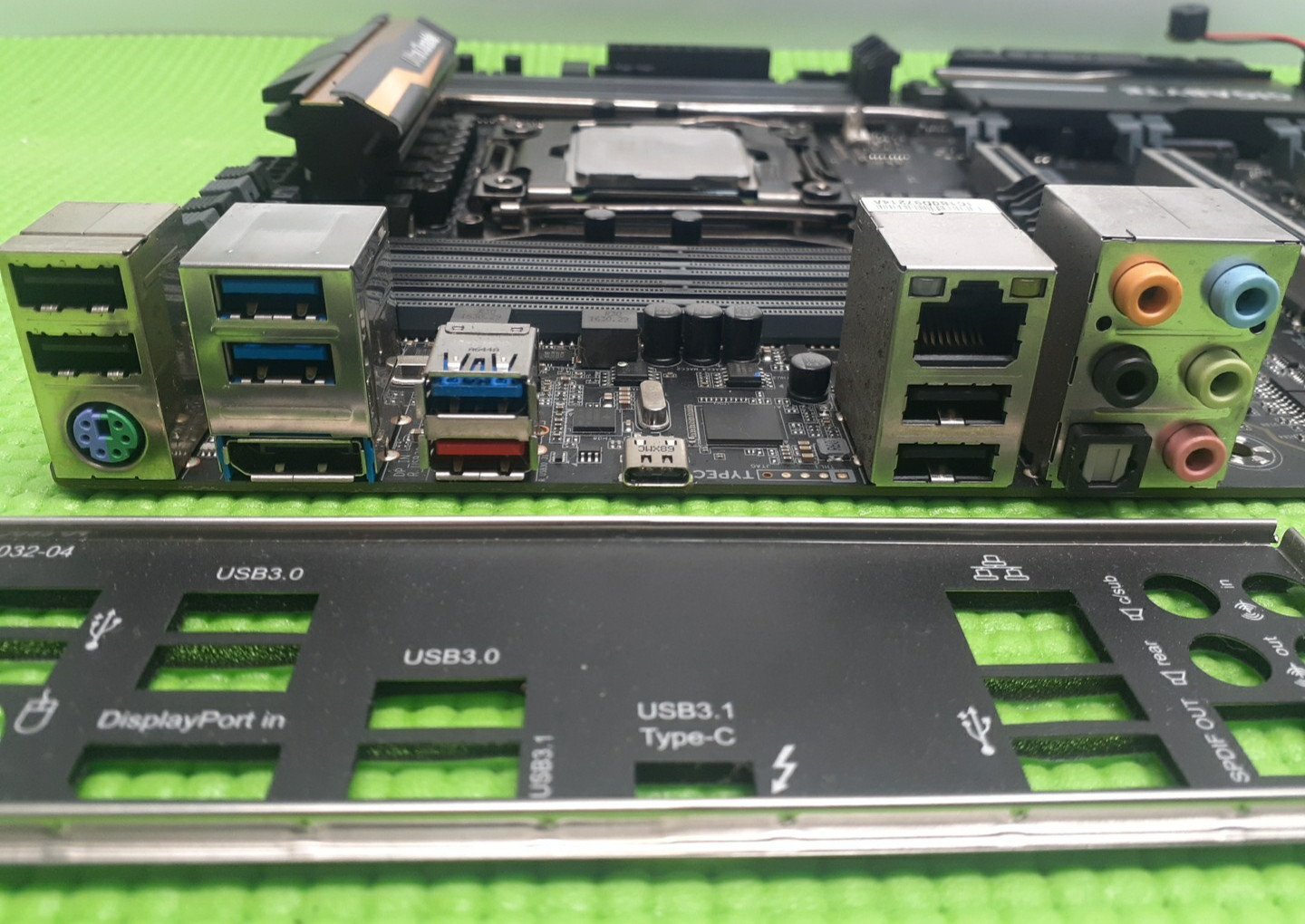 Gigabyte GA-X99P-SLI LGA2011-3 X99 ATX DDR4 w i7-6800K I/O plate NO Ram