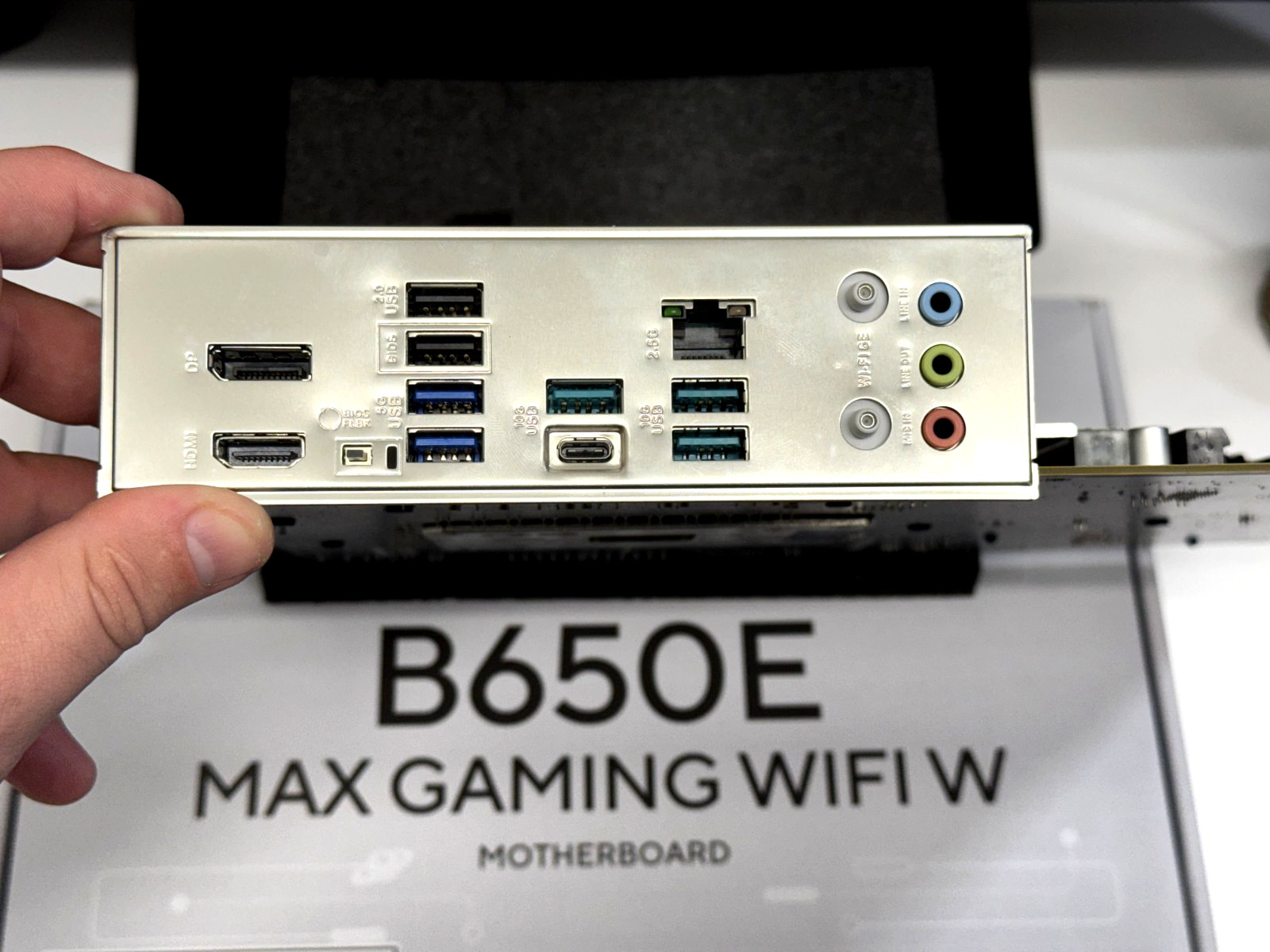 ASUS B650E MAX GAMING WIFI W AM5 DDR5 PCIe 5.0 WiFi 6E ATX