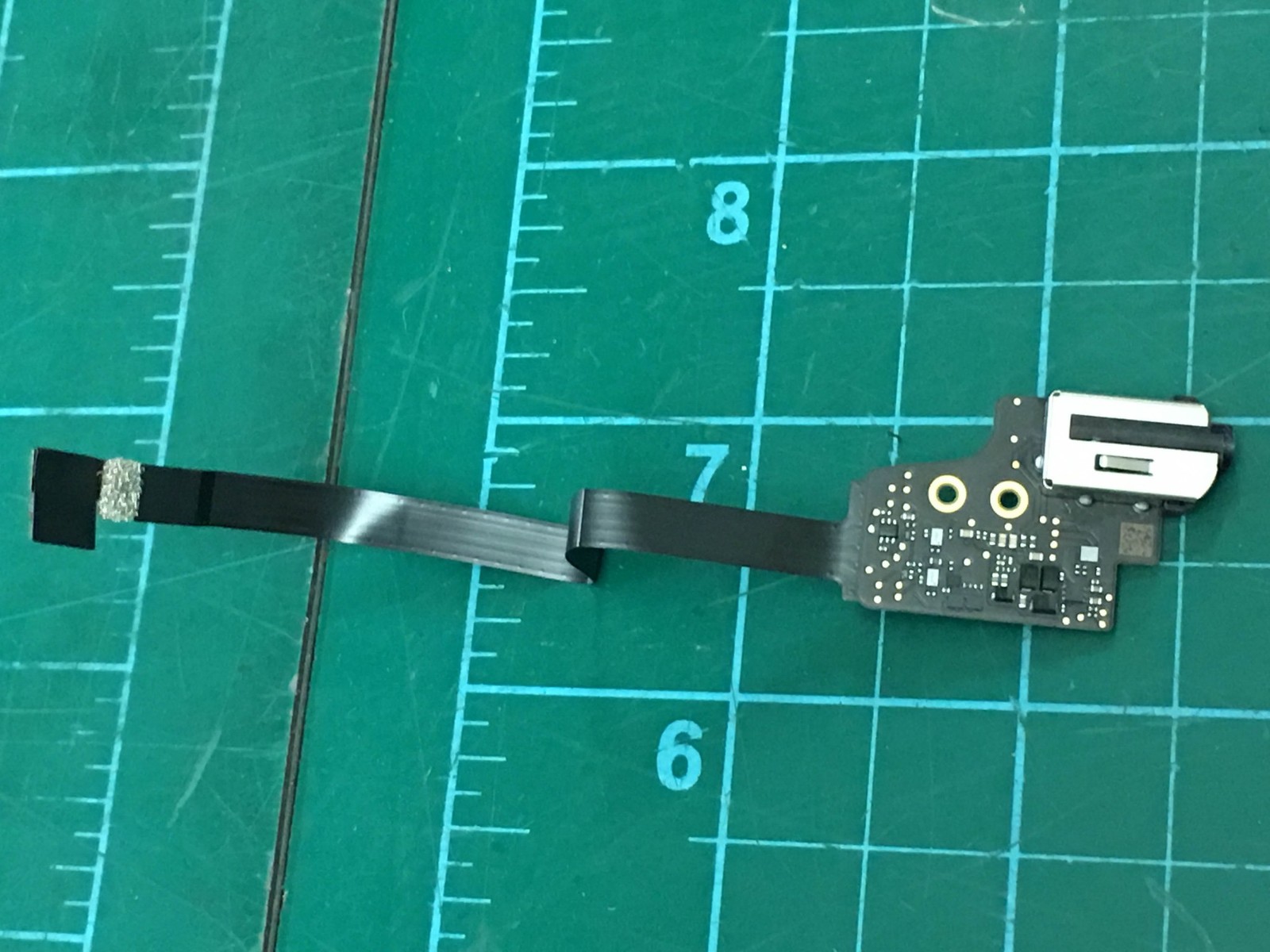 Apple MacBook Retina A1534 Mid 2017 12″ Audio Board W/ Cable 821-00885-A