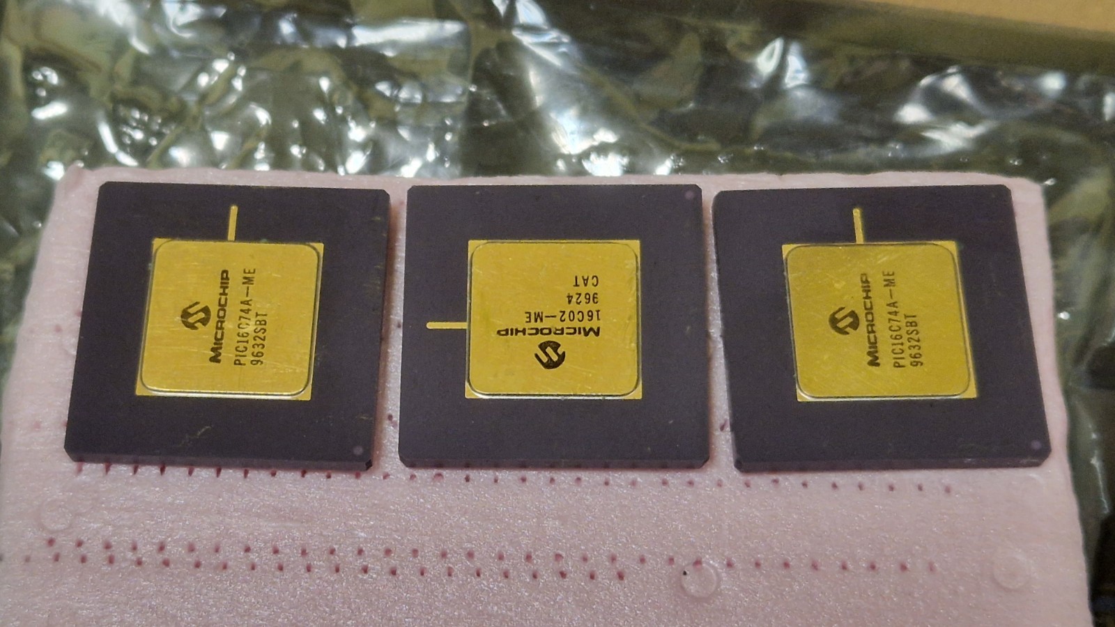 MICROCHIP GOLD CERAMIC VINTAGE ICS PROCESSORS 1x 16C02-ME 2x PIC16C74A-ME
