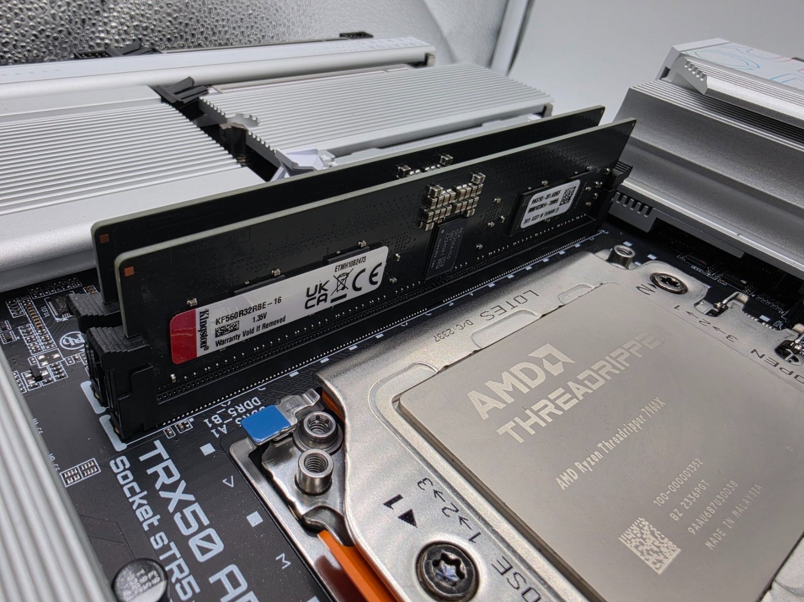 Gigabyte TRX50 AERO D MB + AMD Threadripper 7960X + 4x Kingston Fury 16G 5600Mhz