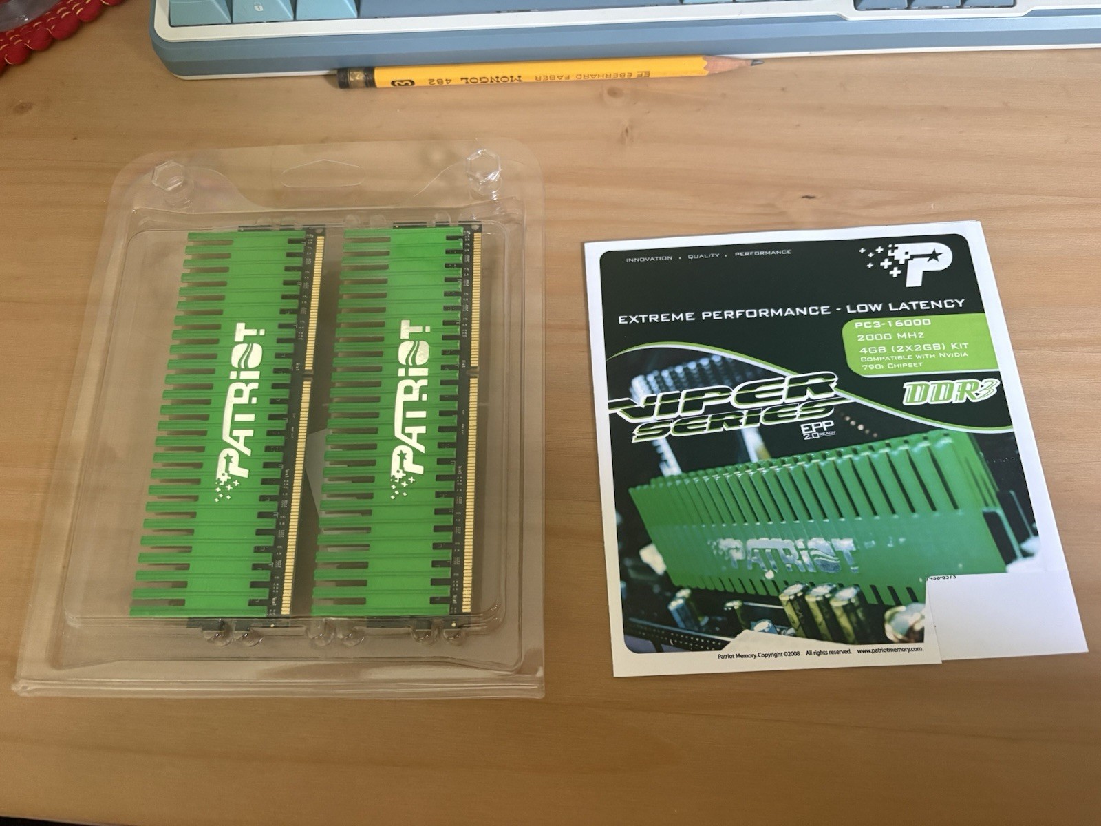 Patriot Viper 4GB (2x2GB Kit) DDR2 RAM PC2-6400 CL4-4-4-12 2.1V | PVS24G6400LLKN