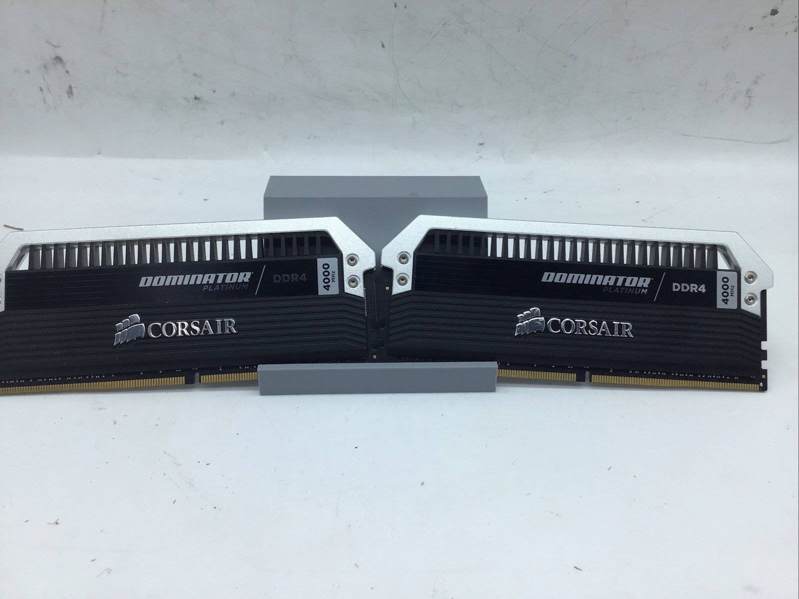 Corsair Dominator Platinum 8 GB 2x4GB CMD8GX4M2B4000C19 DDR4 4000MHz Read