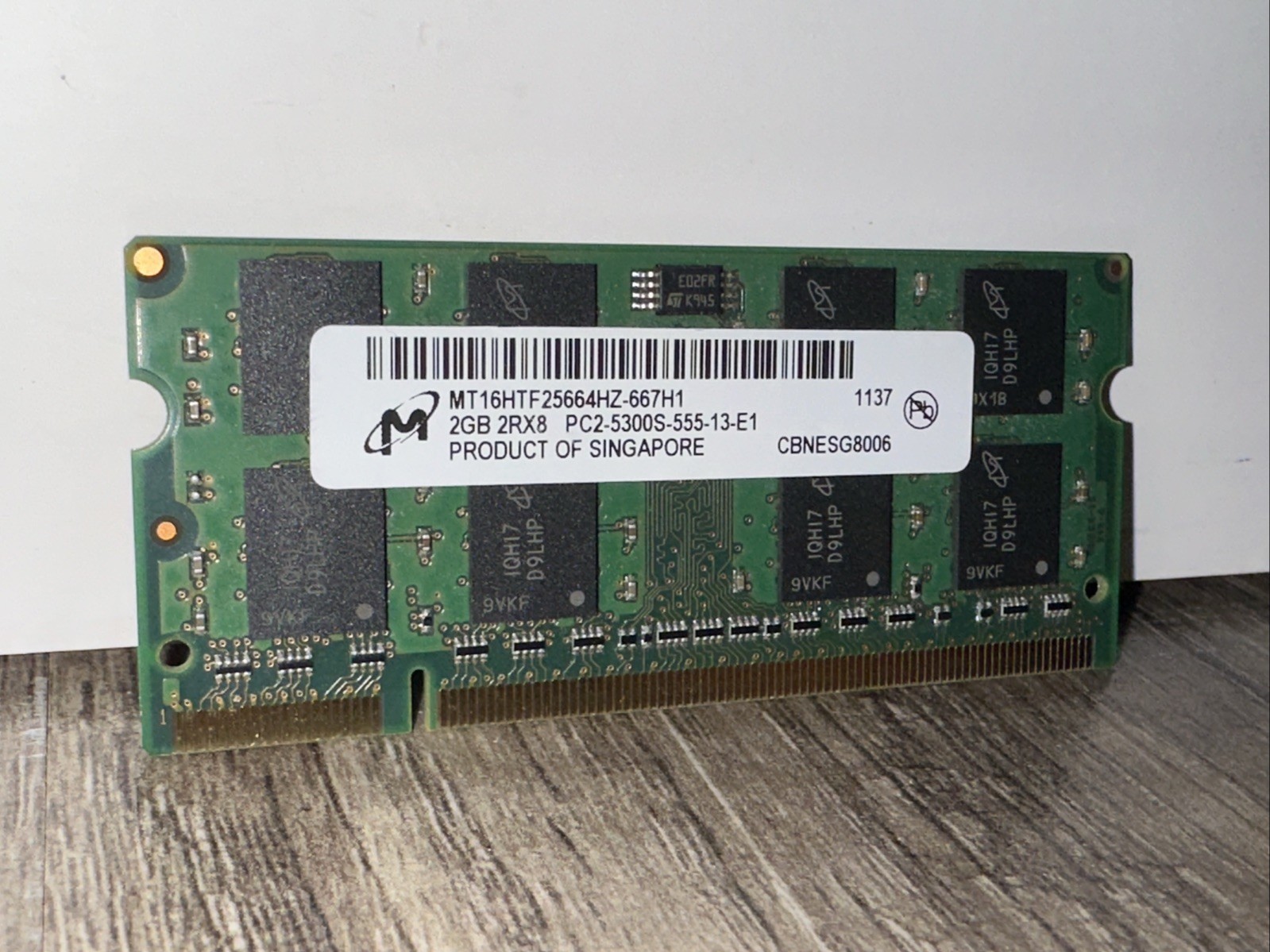 Genuine APPLE MEMORY MODULE 2GB MA940G/B, 2Rx8 PC2-5300S-555-13 Micron