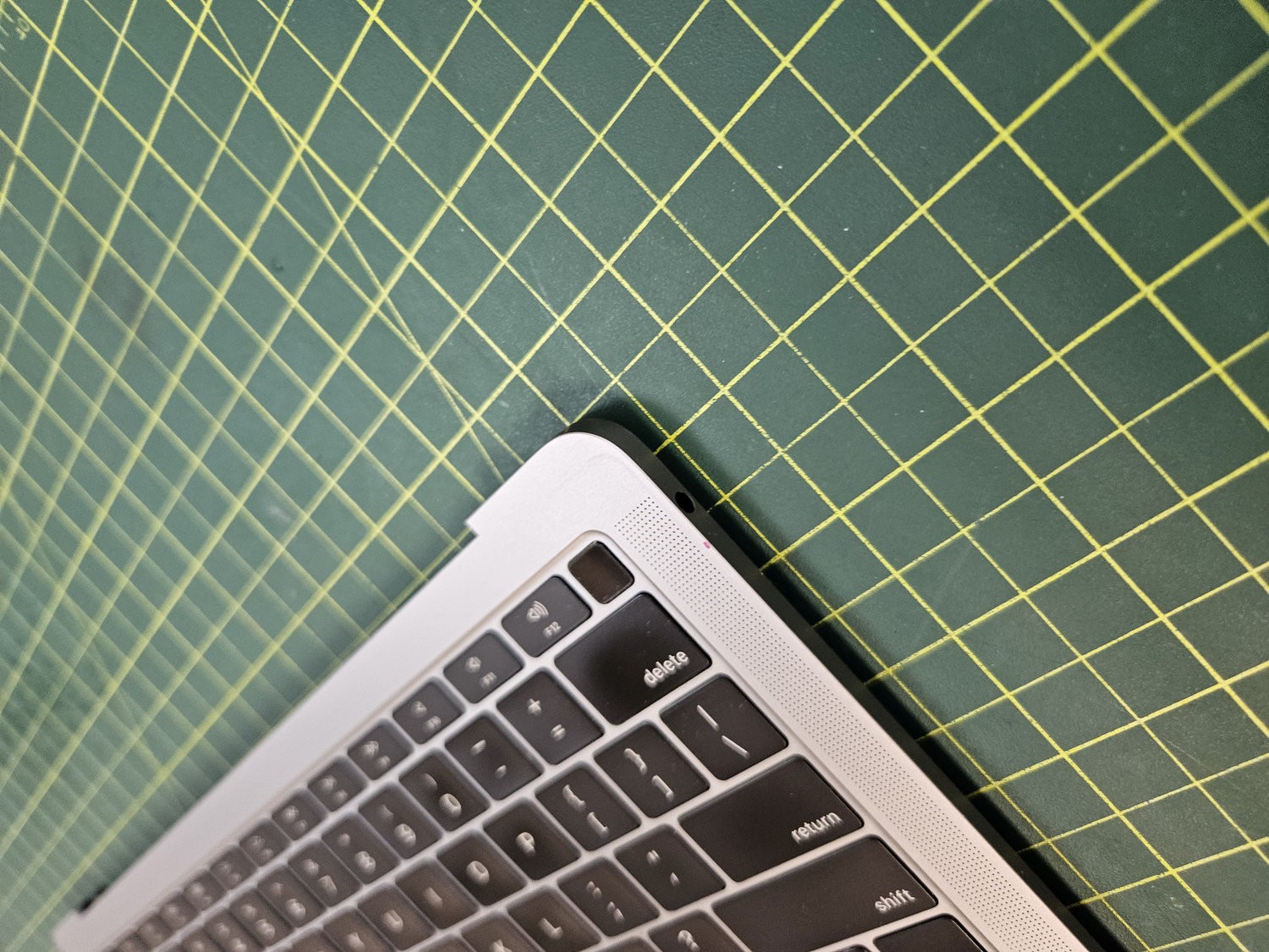 Apple MacBook Air 13.3″ A1932 2019 Palmrest Keyboard Touchpad Battery Gray #c13