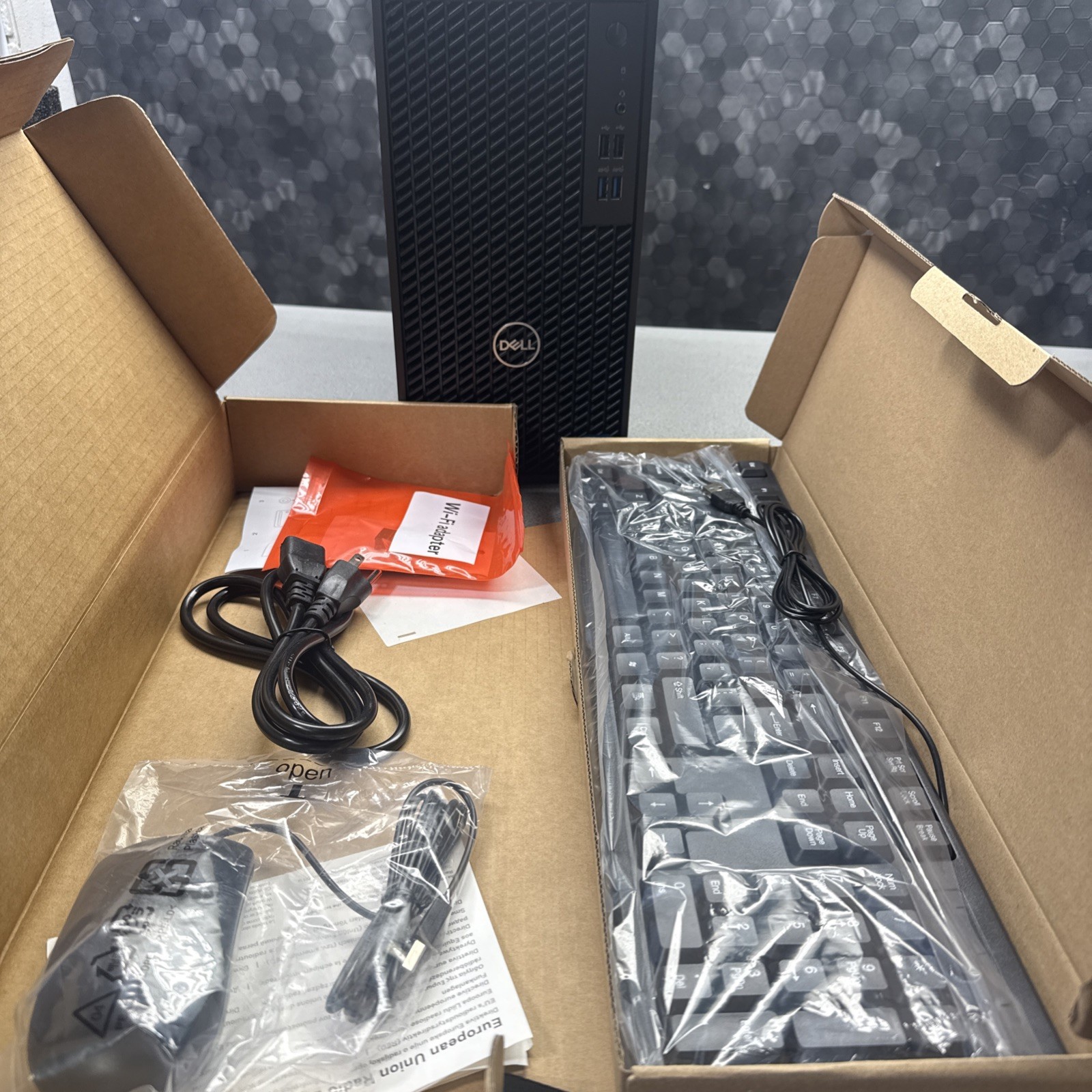 DELL INSPIRON 3910 D32M002 Desktop COMPUTER WITH ACCESSORIES