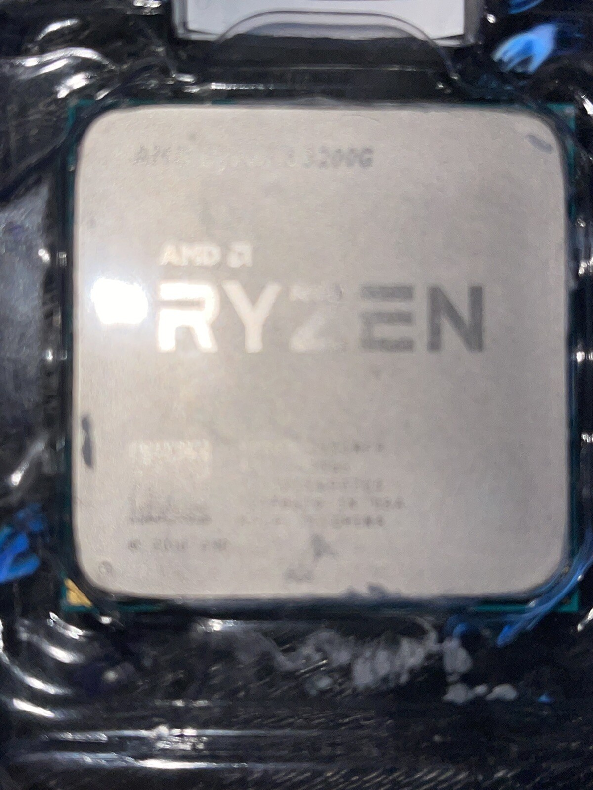 AMD Ryzen 3 3200G – 3.6GHz Quad Core (YD3200C5FHBOX) Processor
