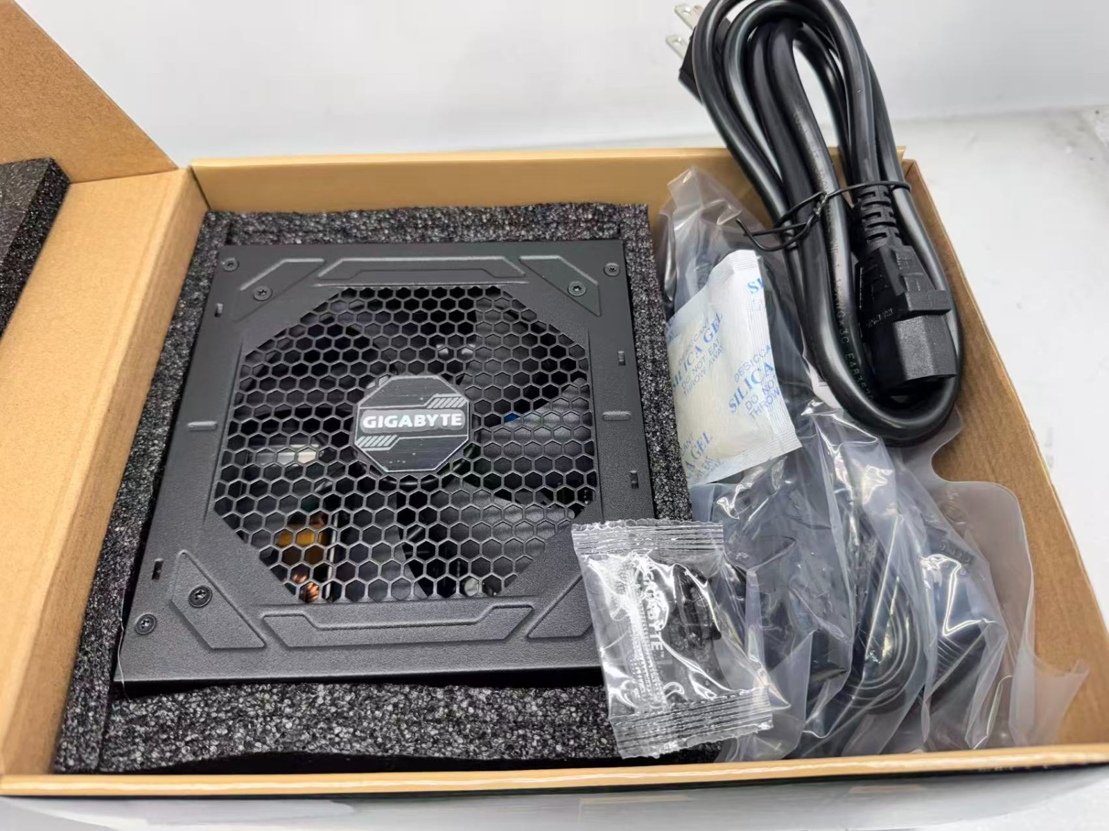 For Parts Gigabyte P750GM, 80 Plus Gold 750W, Modular, Smart Fan, Not working