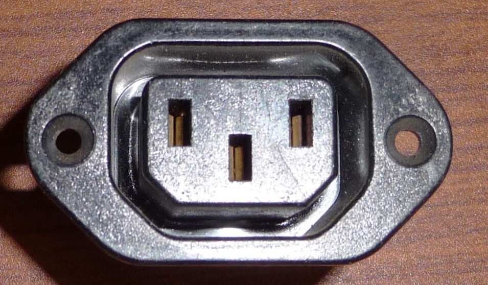 EAC-305 SWITCHCRAFT POWER Female 6 Amp 250 Volt. Mountable. NOS.