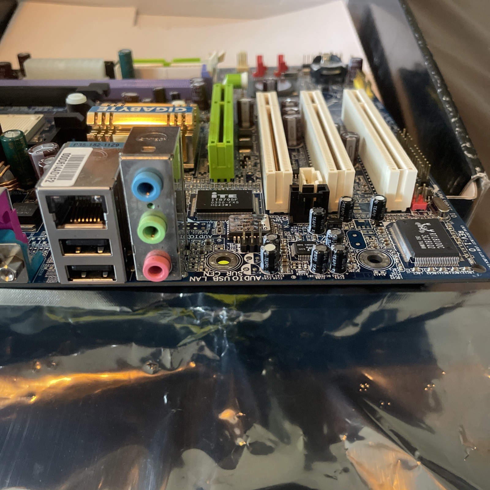 GIGABYTE K8 Triton Series Motherboard GA-K8VT800M Supports AMD Athlon 64