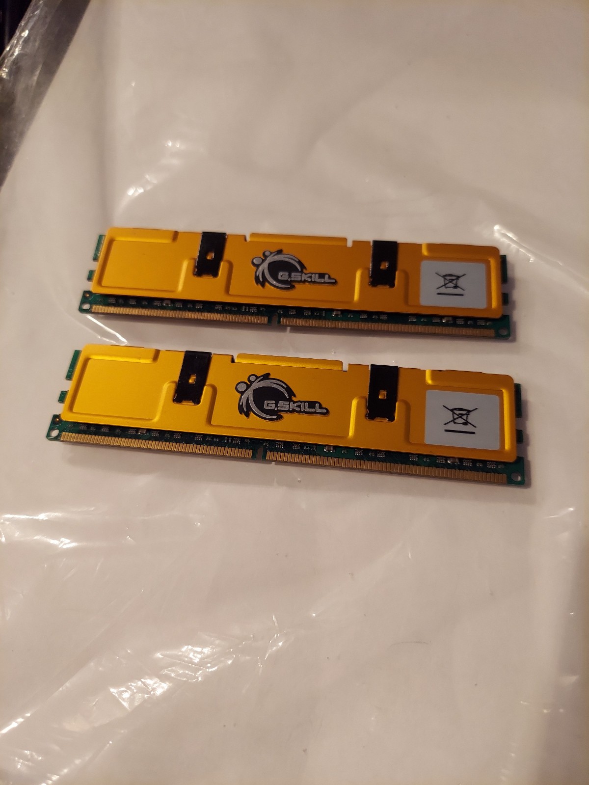 G.Skill PC2-4200 1GB DIMM 533 MHz DDR2 Memory (F2-4200PHU2-2GBLA) lot OF 2 W/ HS