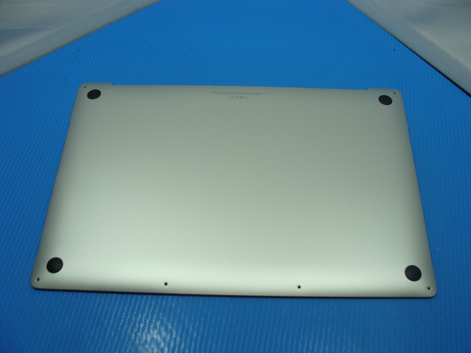 MacBook Pro 16″ A2141 Late 2019 MVVL2LL/A MVVM2LL/A Bottom Case Silver 923-03845
