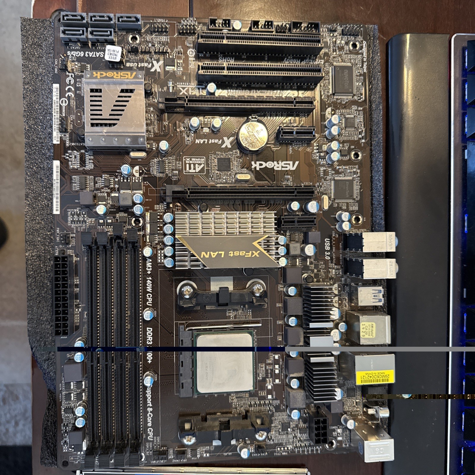 ASRock 970 Extreme3 with already installed included AMD FX-4100 3.6GHz Quad-Core