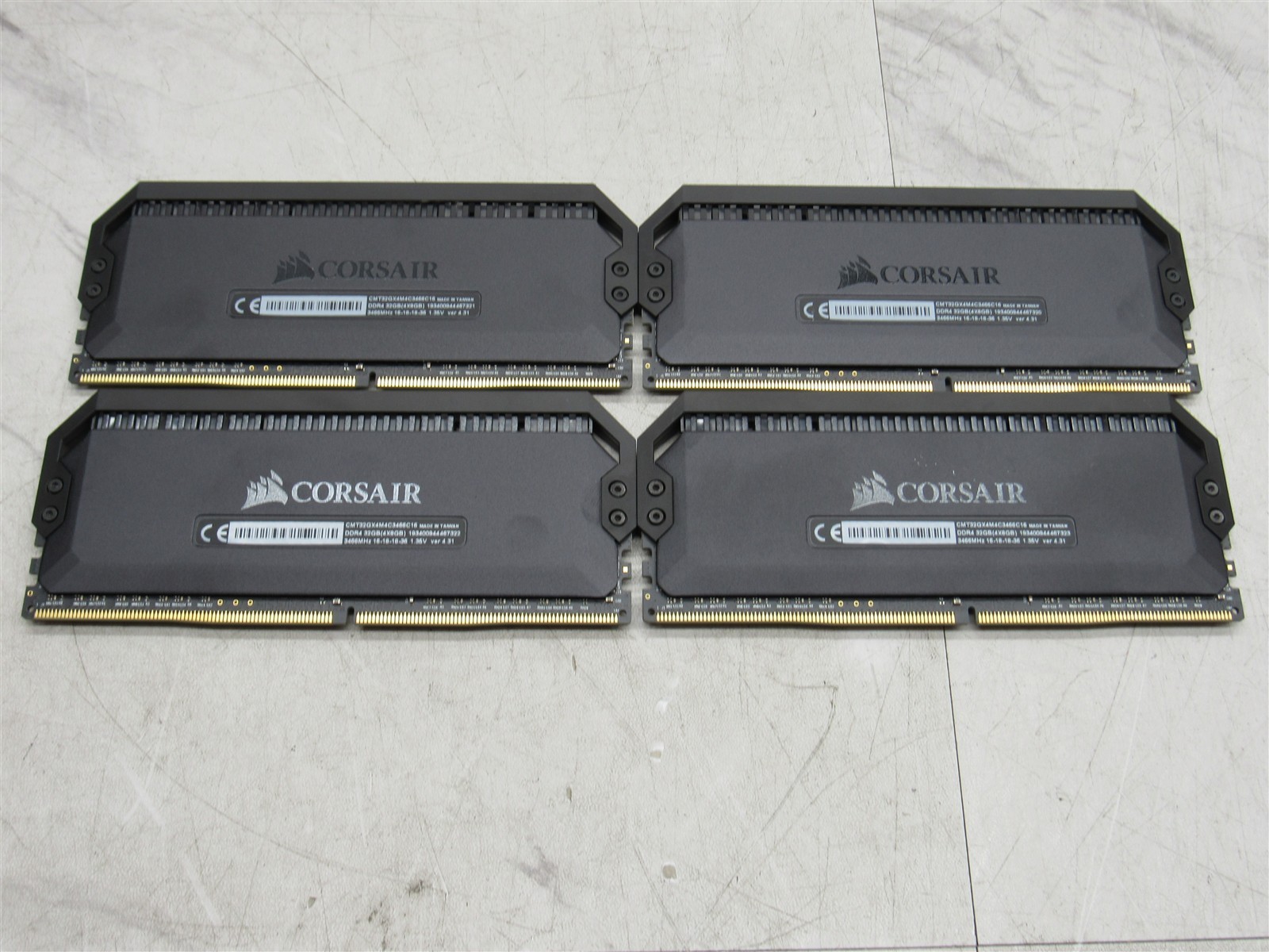 32GB Kit (4 x 8GB) Corsair Dominator RGB PC4-27700 3466MHz non-ECC CL16 Memory