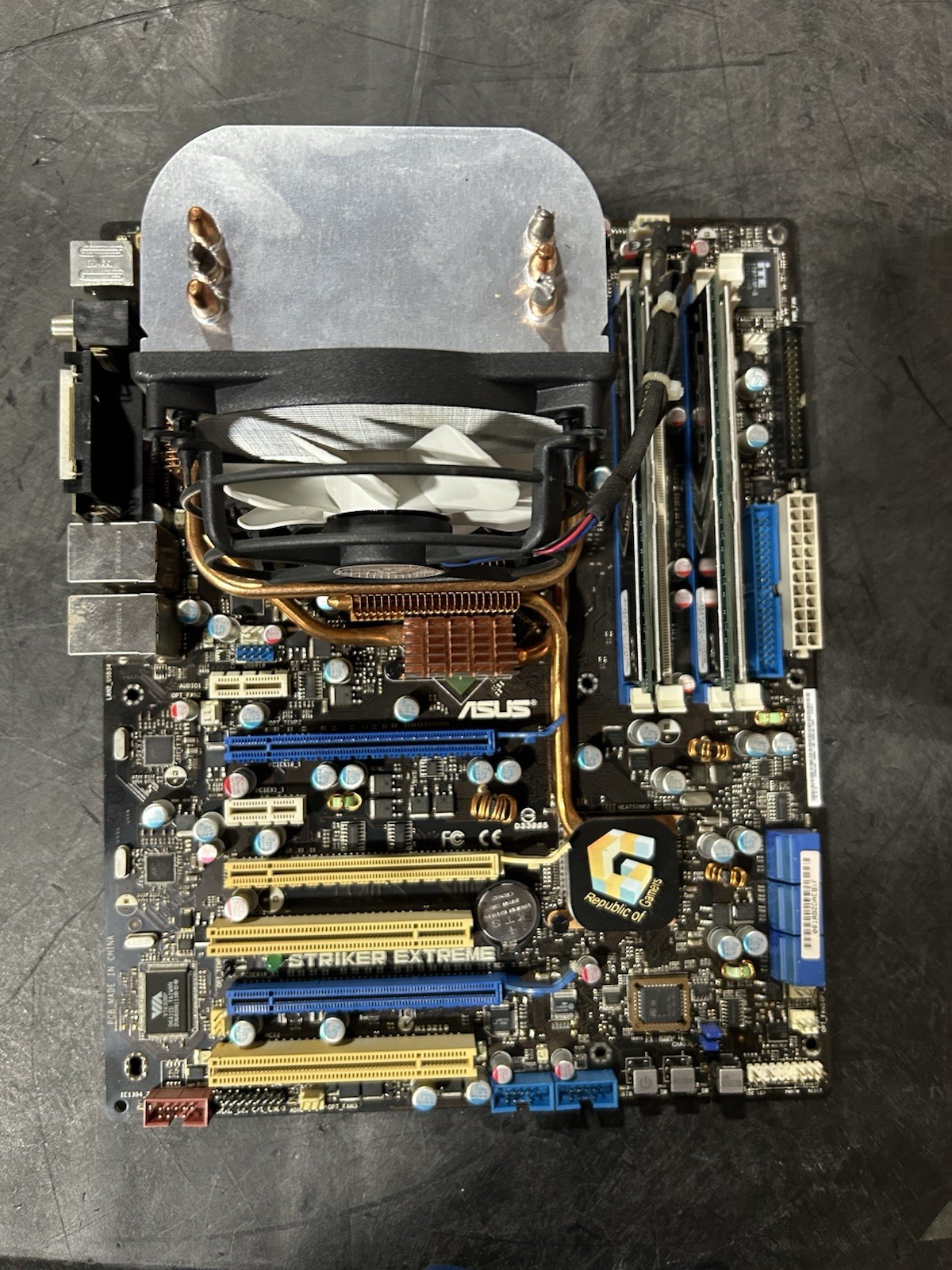 Vintage Asus ROG Striker Extreme LGA 775 Motherboard + Core 2 Quad Q6600 + 2gb