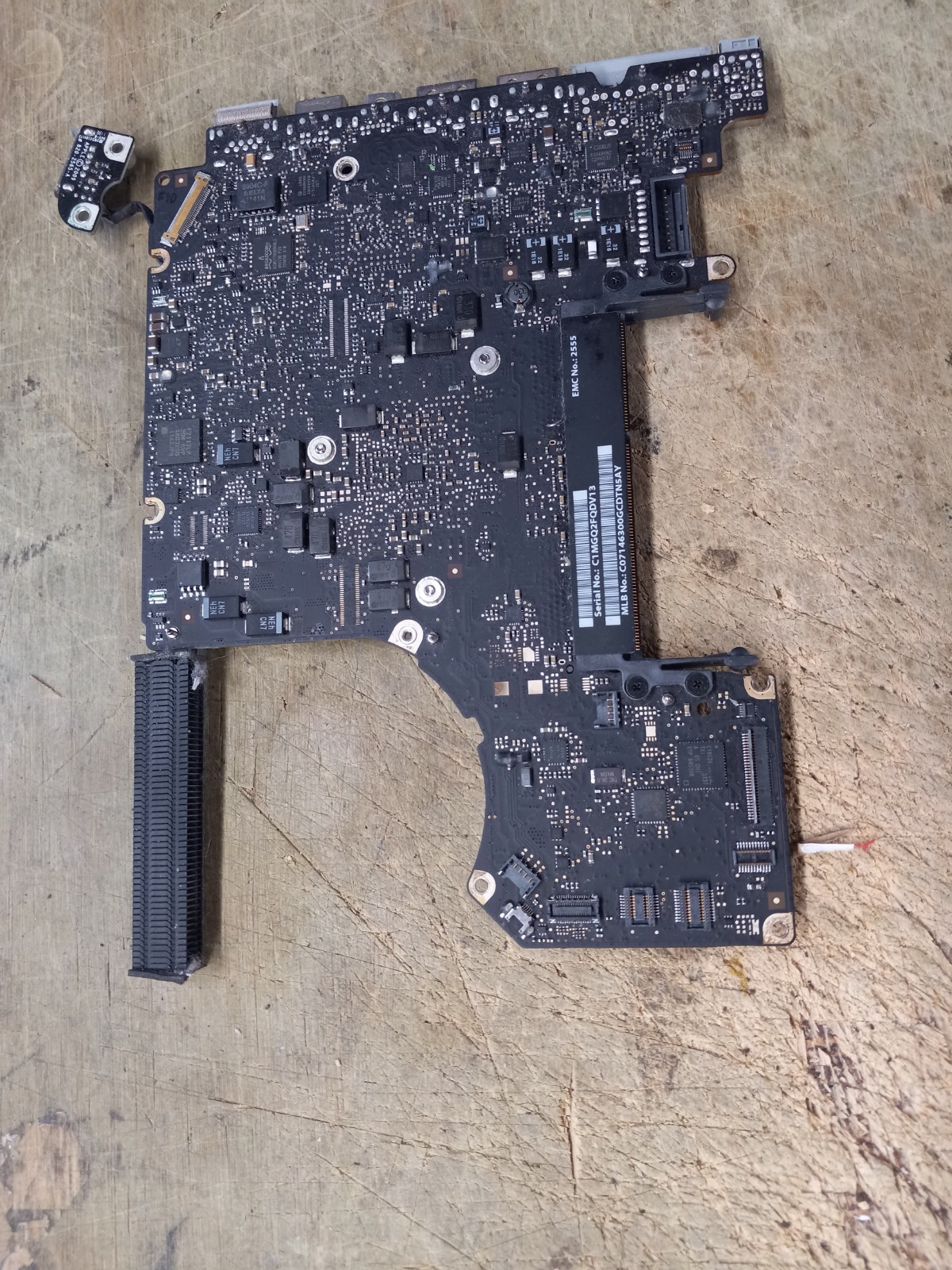 MacBook Pro 13″ A1278 (Late 2011) 2.4GHz Motherboard – Part 820-2936-B