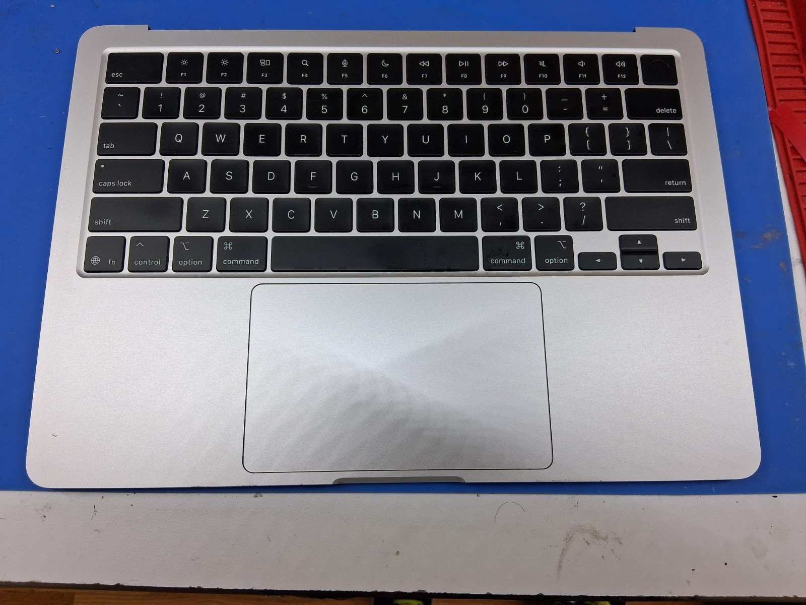 Apple Mac Air 13″ SILVER M4 2025 A3240 OEM Palmrest w/Battery , TRACKPAD USED