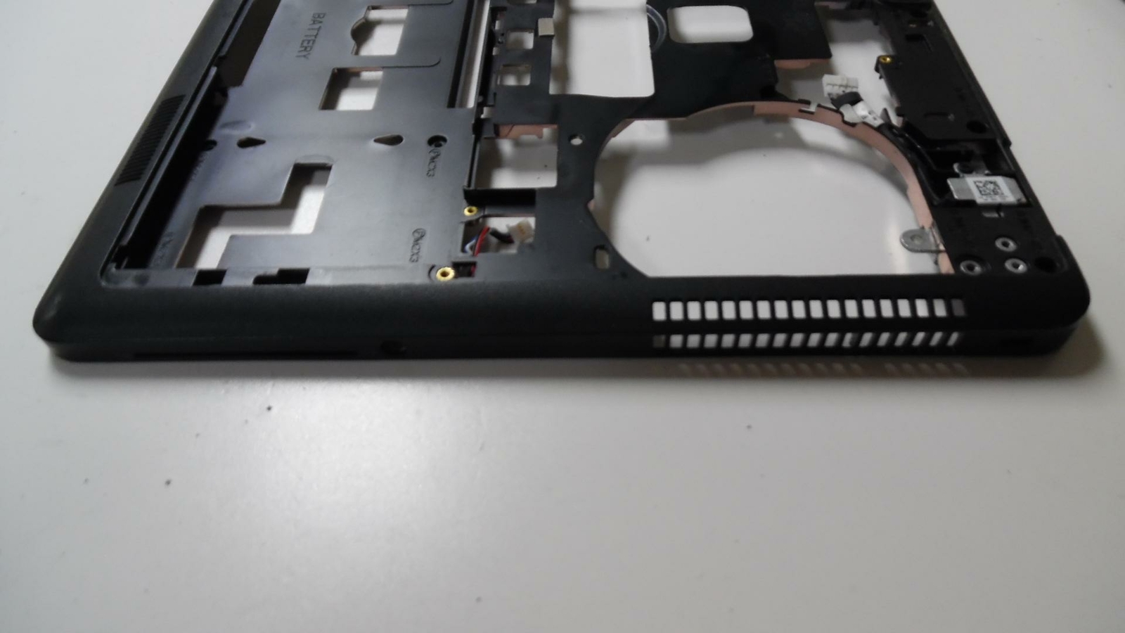 Genuine Dell Latitude E5550 Middle Chassis w/Speakers – 01TRJX
