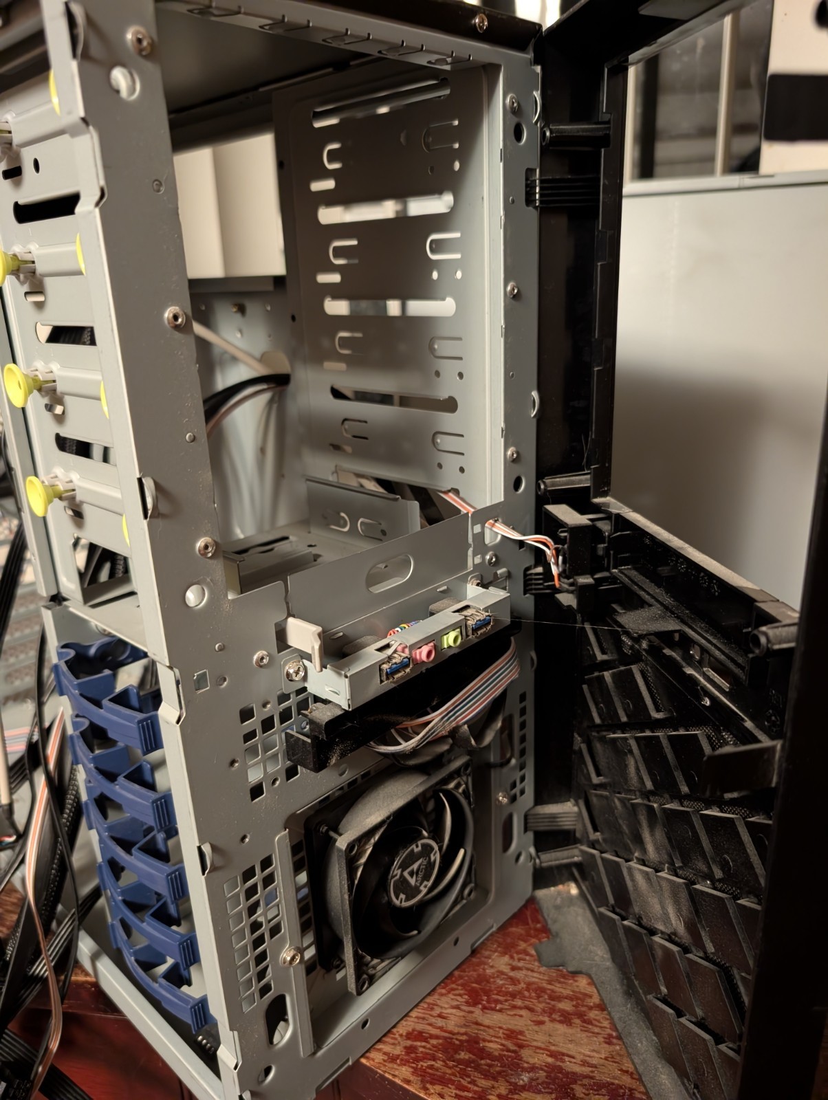Black ATX Mid Tower PC Case w/ be quiet! Pure Power 650W PSU, 4×3.5/5.25