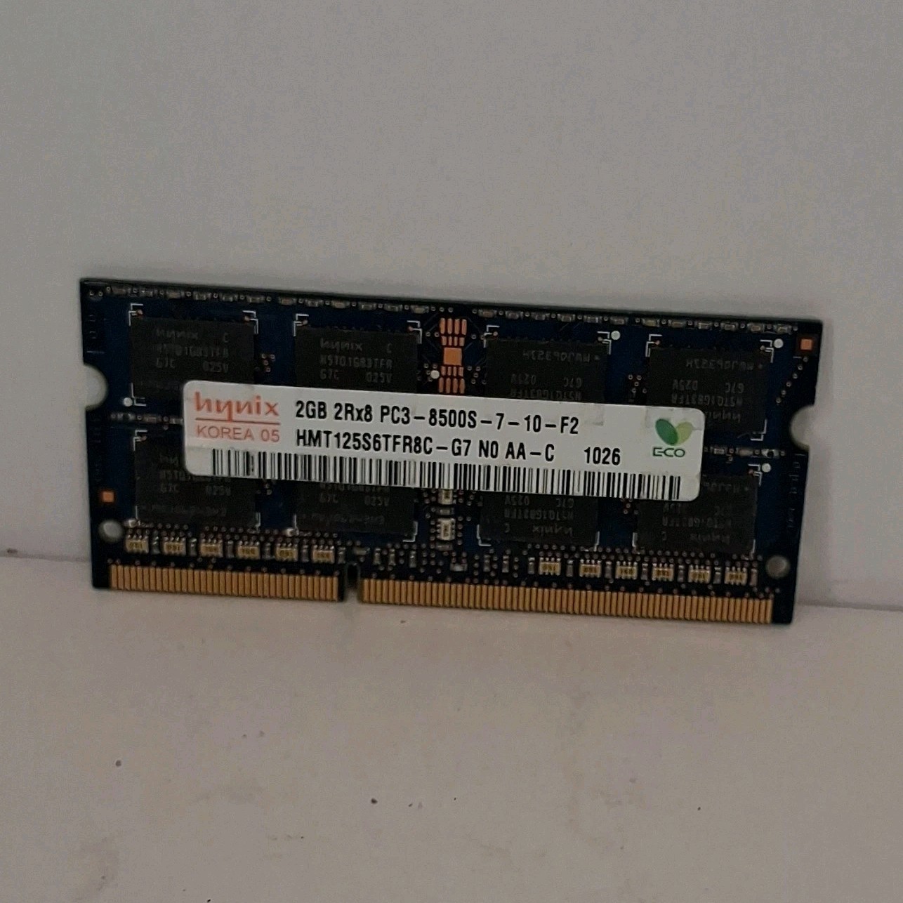 Hynix DDR2 PC2-8500S 2GB SO-DIMM 200-Pin Non-ECC RAM HMT125S6TFR8C-G7