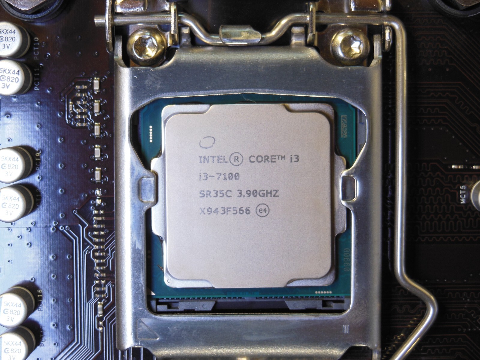 Intel i3-7100 Dual-core 3.90 GHz LGA-1151 7th gen 3Mb Cache heatsink and fan