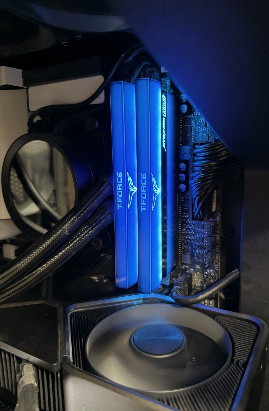 TEAMGROUP T-Force Xtreem ARGB 16GB (2x8GB) DDR4-4000 DIMM RGB RAM