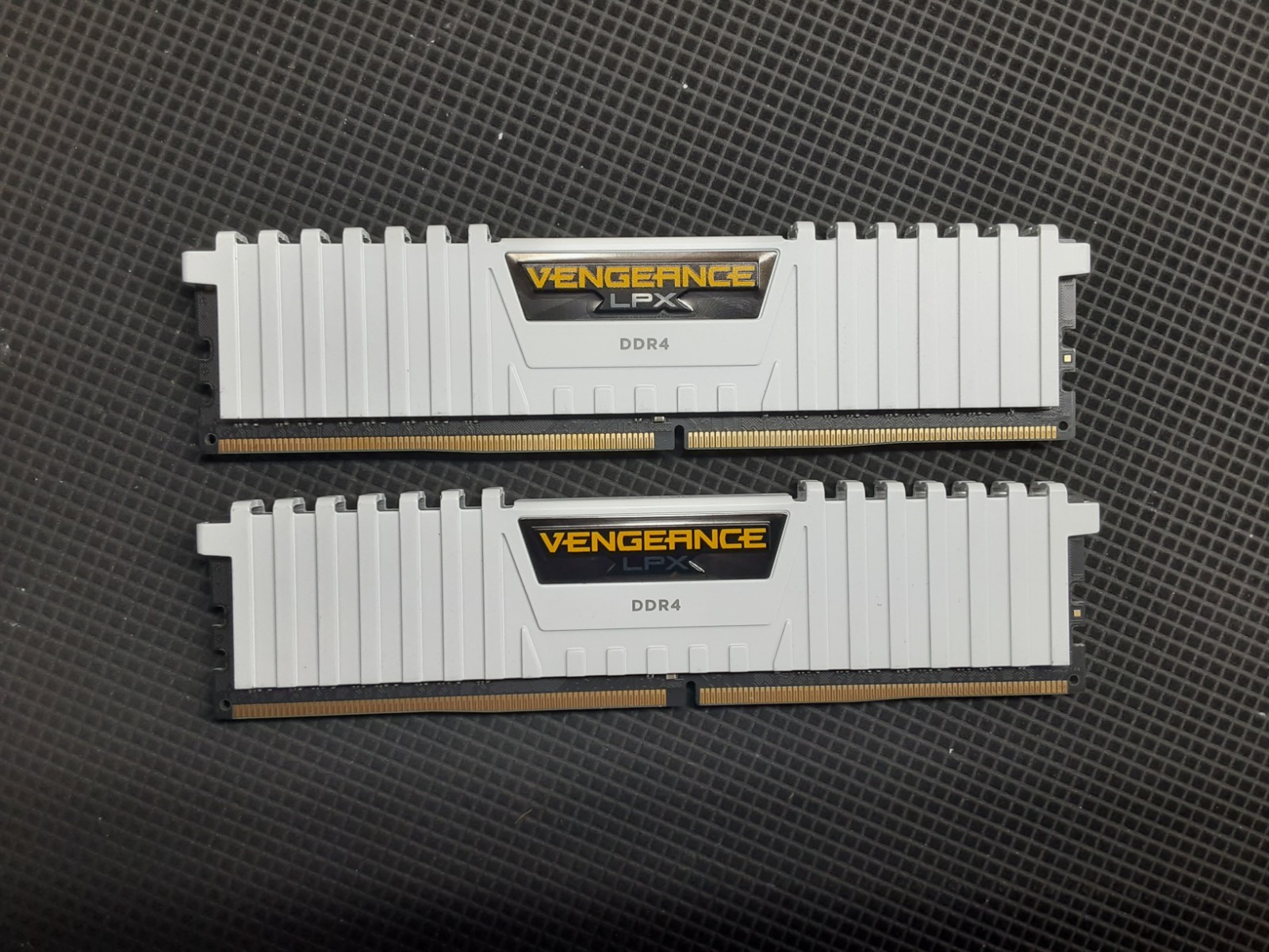 Lot of 2 Corsair Vengeance LPX CMK16GX4M2D3000C16W 8GB 3000MHz DDR4 Desktop