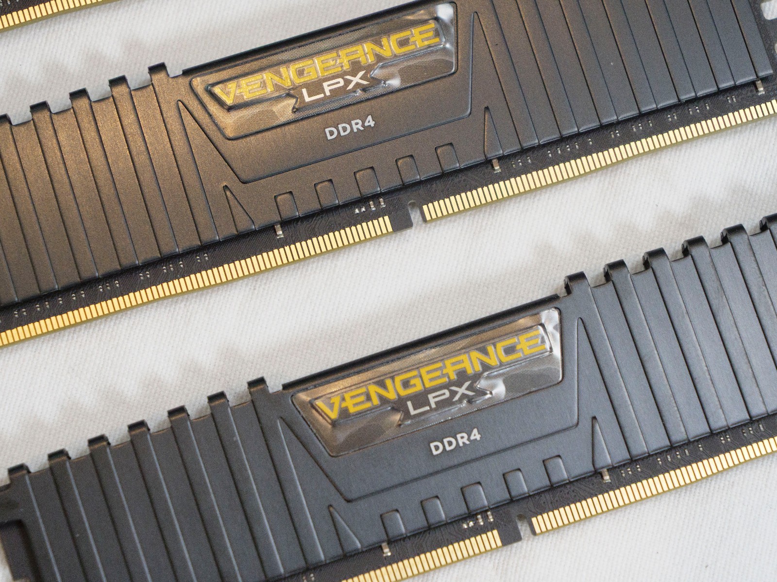 Corsair Vengeance LPX 64GB – 4 x 16GB DDR4-3000 CL16 CMK32GX4M2D3000C16