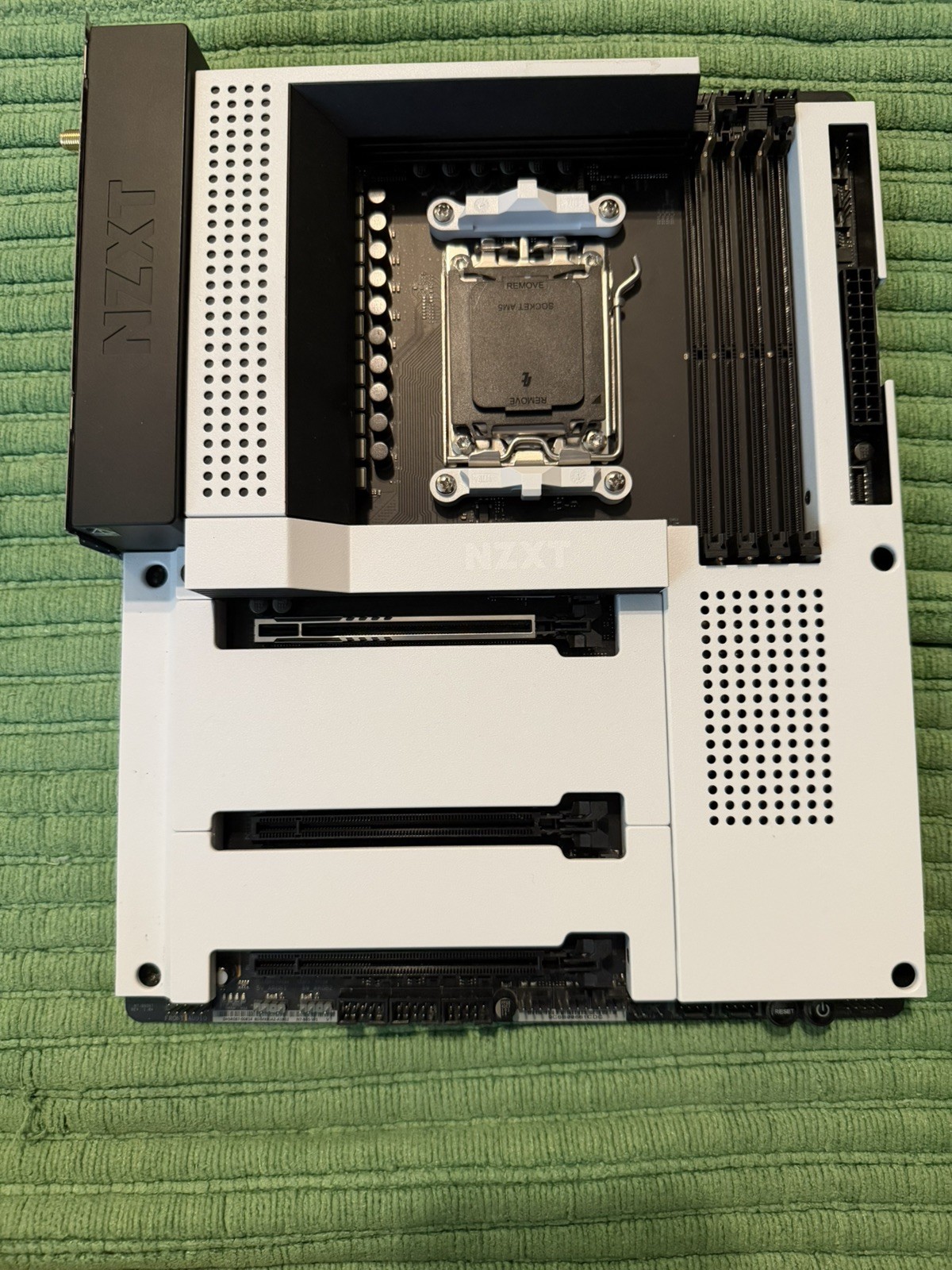 NZXT N7 B650E White AMD AM5 B650 ATX Desktop Motherboard #3 (read)