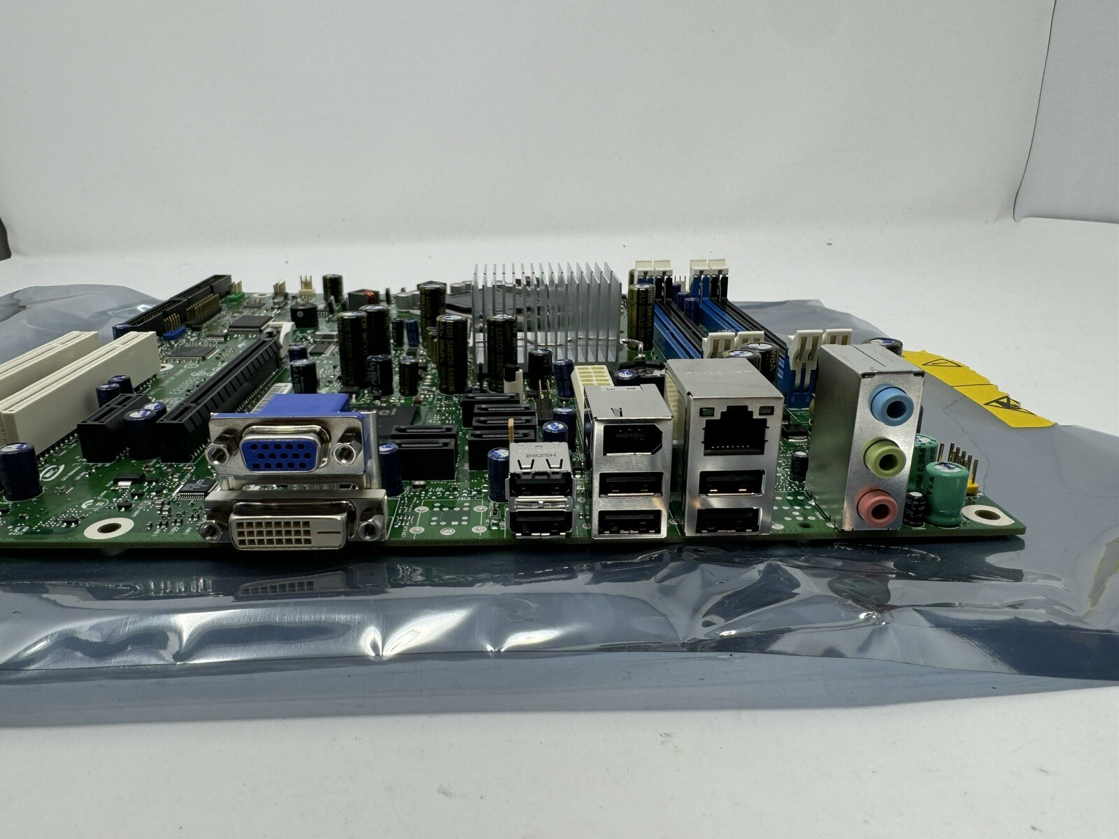 New Sealed Intel E210882/DQ965CO Core 2 Duo Desktop Motherboard D33025+