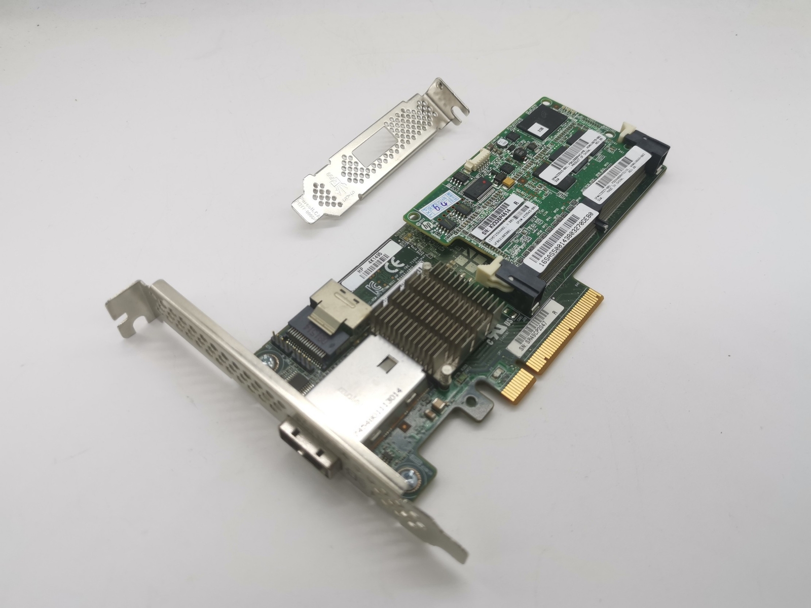 HP 633537-001 P222 2GB FBWC 1-Port PCI-E SAS RAID Controller +Battery 654873