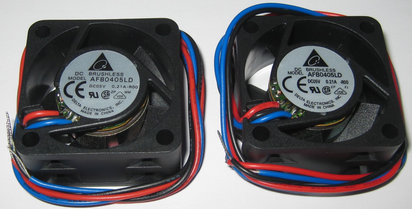 2 x Delta 40 mm – 5 V Fan – 5000 RPM – Delta AFB0405LD – 5V DC – 5.6 CFM – 25 dB