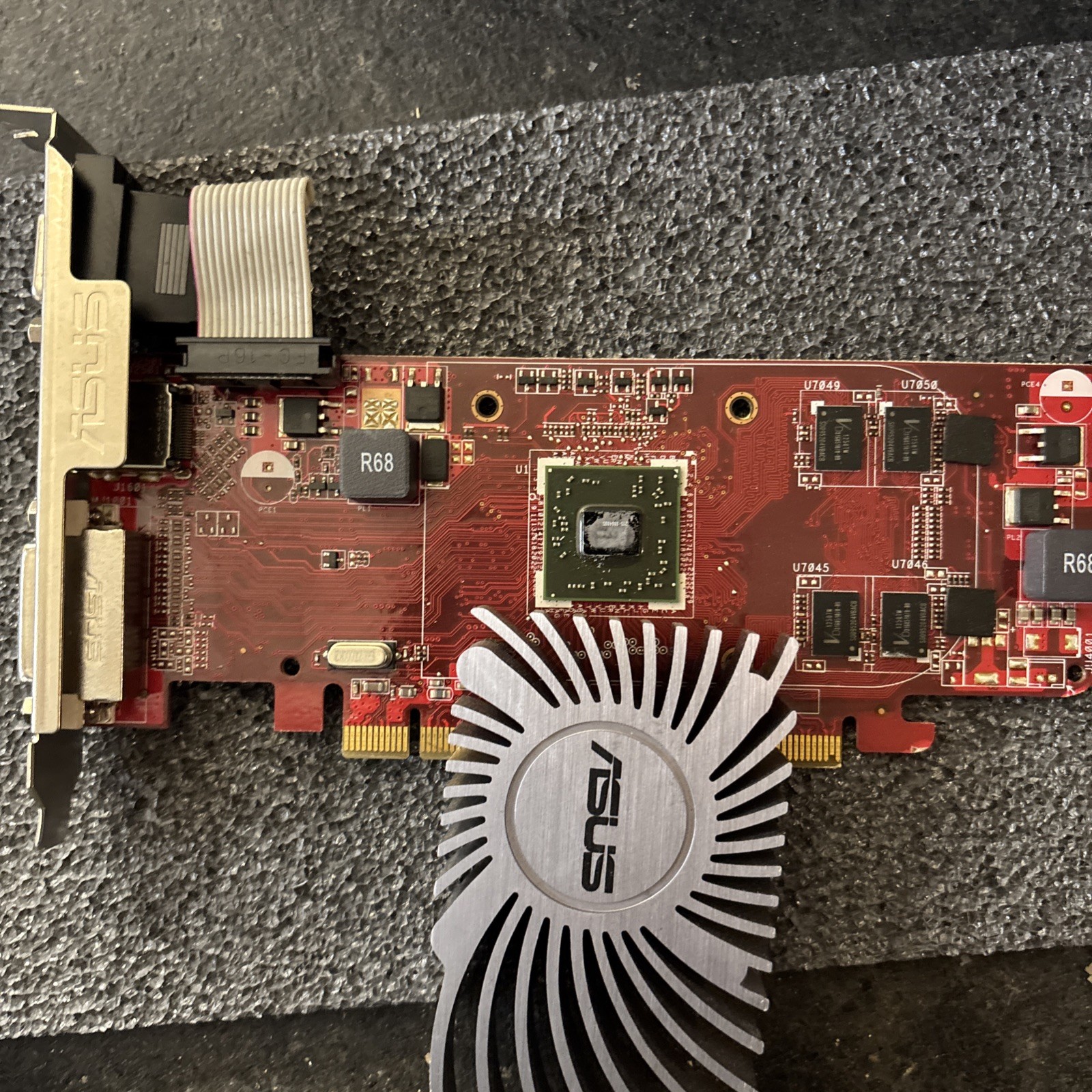 Asus AMD Radeon HD 6450 1 GB DDR3 PCI-E x16 Low Profile Video Card