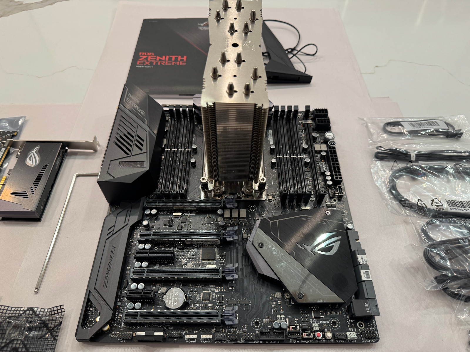 ASUS ROG ZENITH EXTREME x399 + AMD 1950x THREADRIPPER + CORSAIR 32GB DDR4 3200