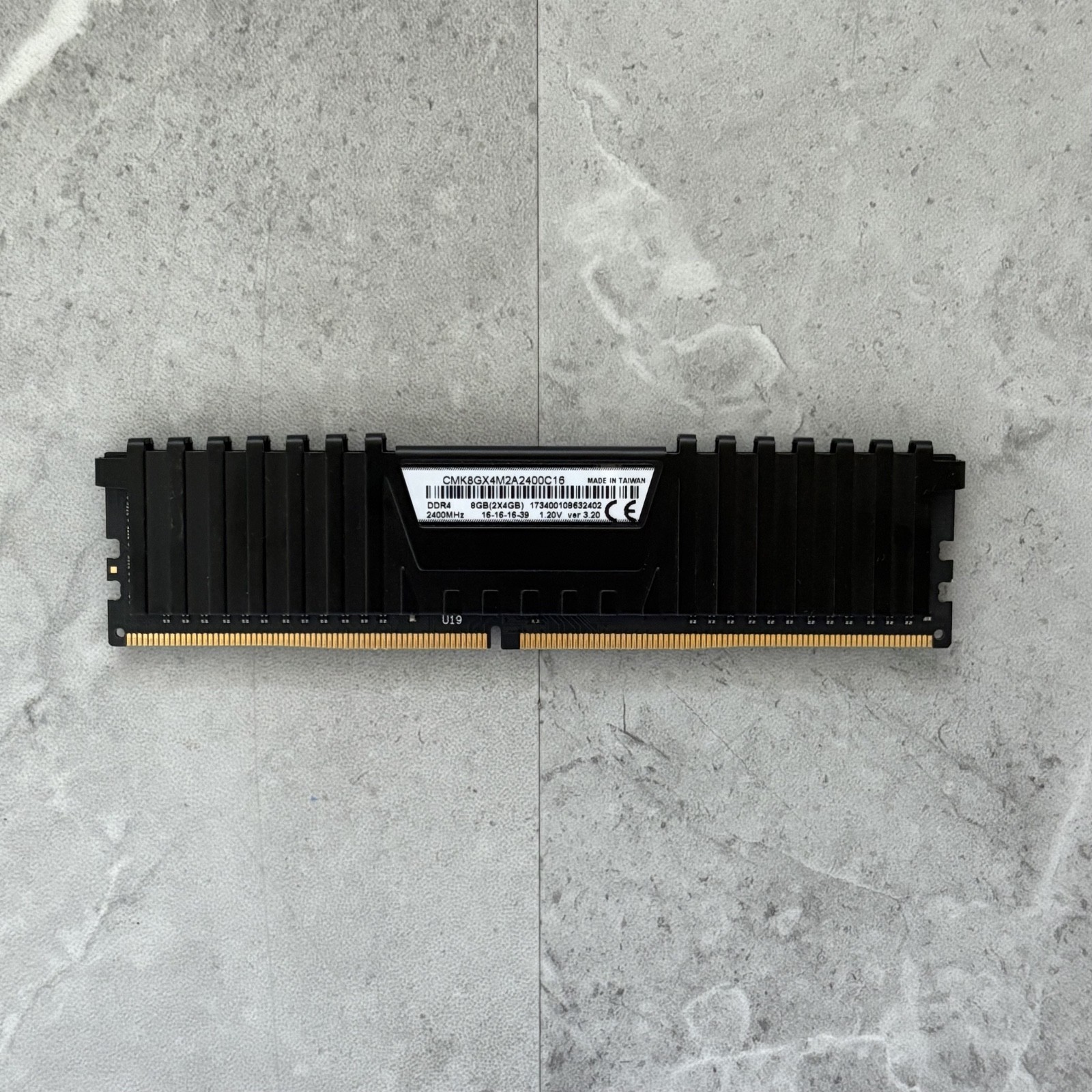 1 x 4 GB 2400MH Vengeance DDR4 CMK8GX4M2A2400C16 8GB 2400MHz 16-16-16-39 1.20 V