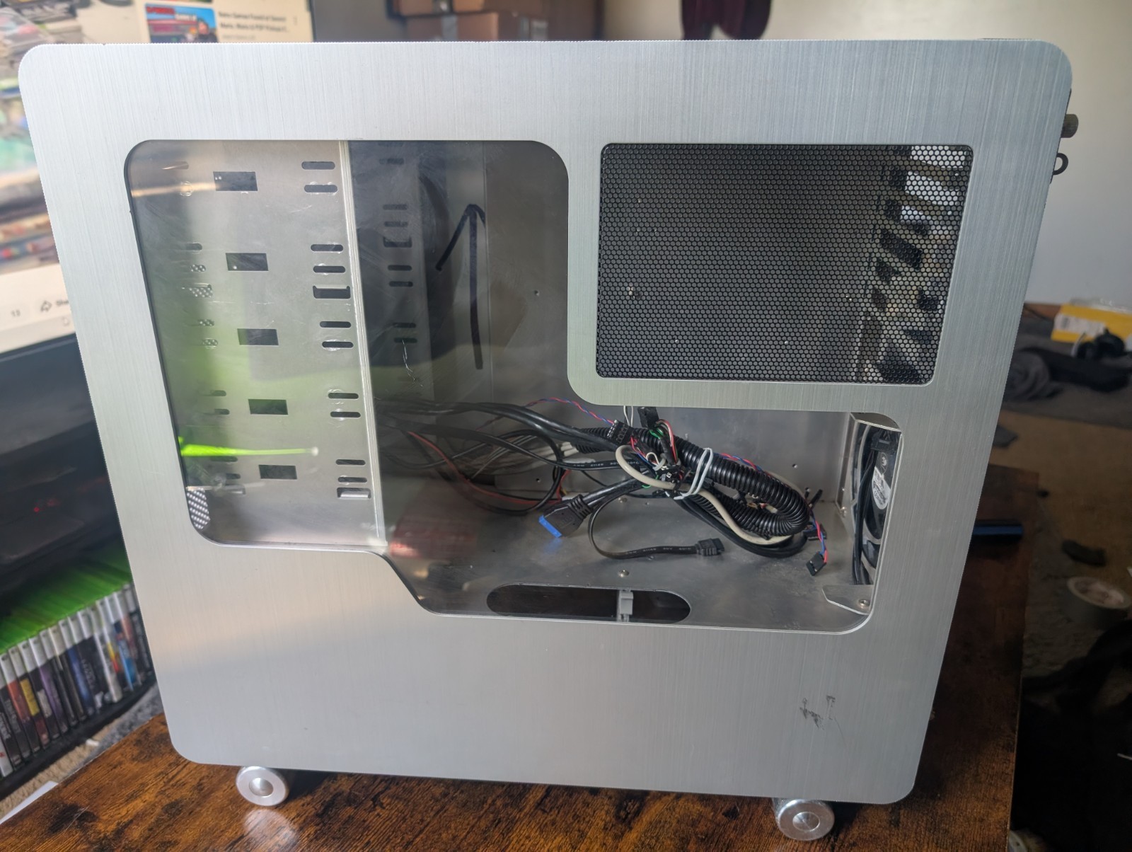 Lian Li PC-V1000 Plus Aluminum Full Tower PC Case With Wheels – Carrying Straps