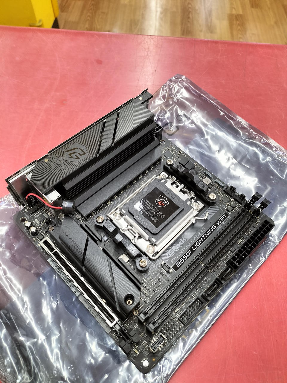 ASRock B650I Lightning WiFi AMD AM5 Mini-ITX Motherboard for Ryzen 7000 Series