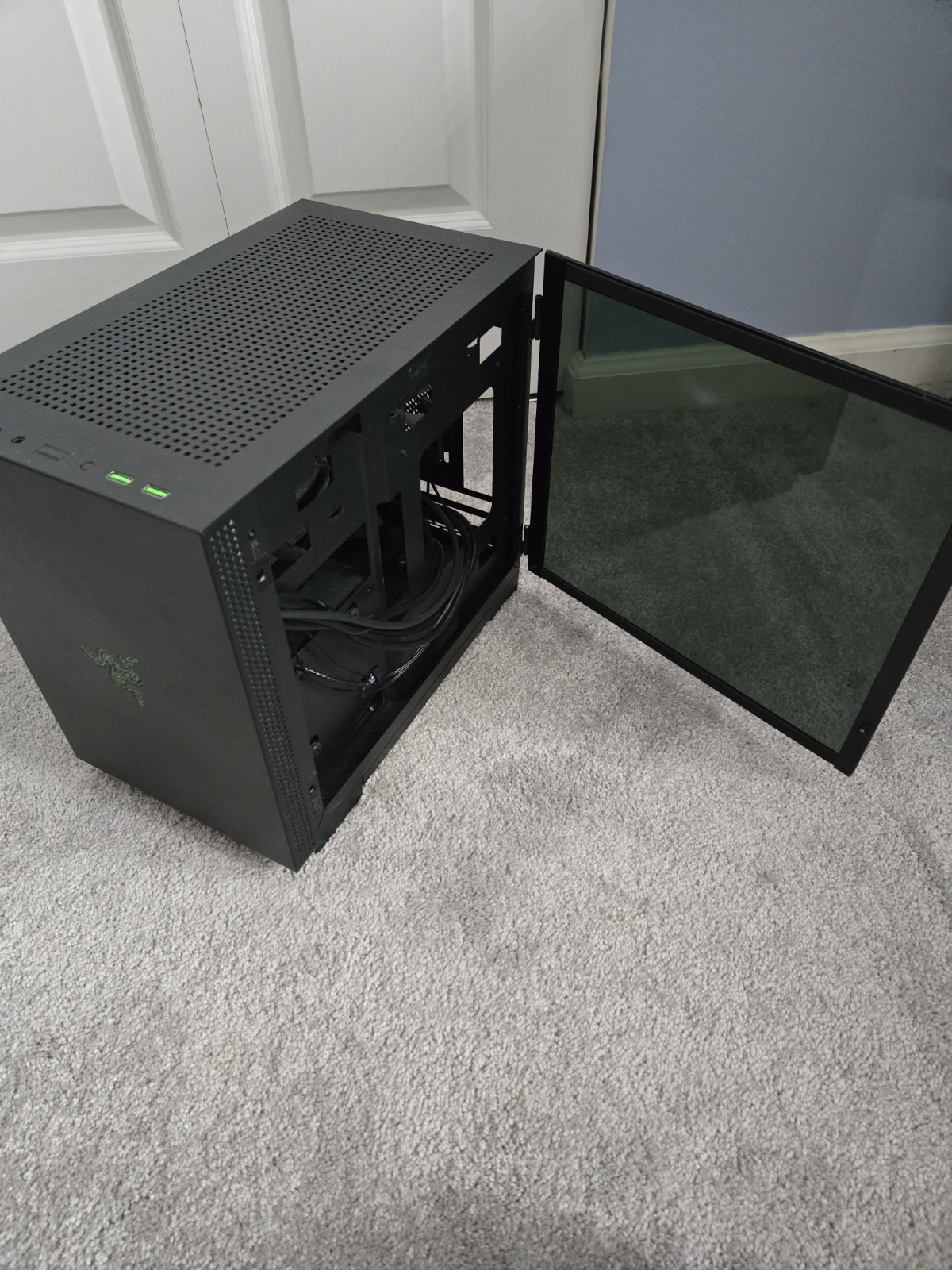 Razer Tomahawk Mini-ITX Gaming Case Dual-Sided Tempered Glass Swivel Doors